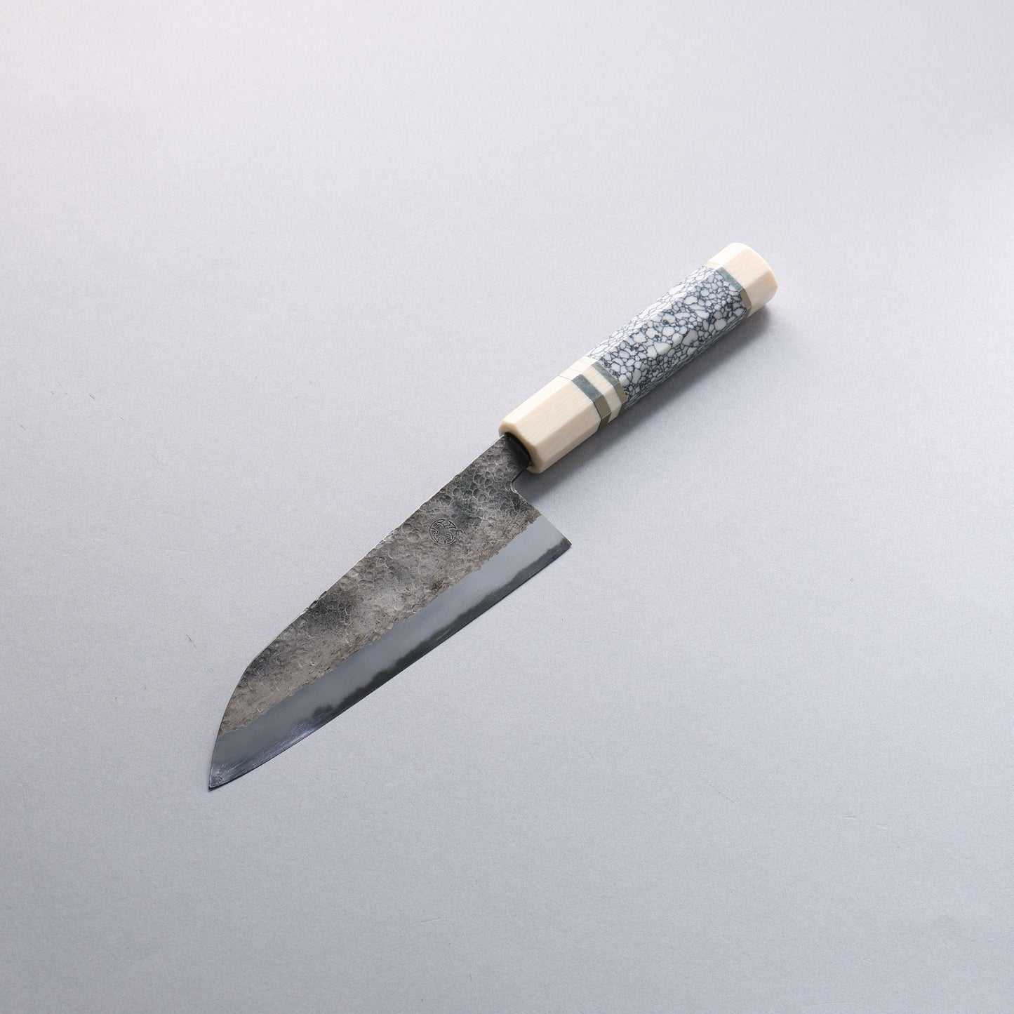 西田大祐 白一鋼 鎚目 三徳包丁 165mm 白ターコイズ シルバーリング イミテーション象牙口輪とエンドキャップ付き柄 - 清助刃物