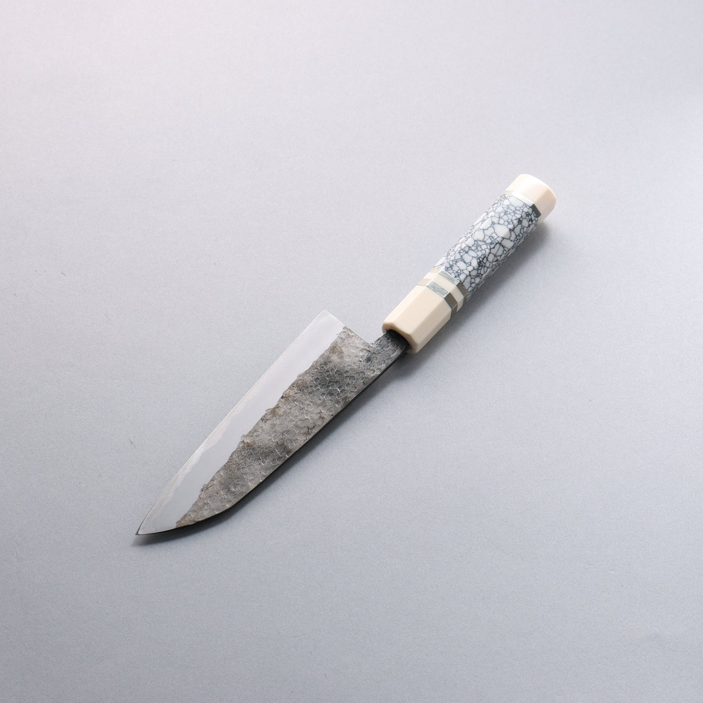 西田大祐 白一鋼 鎚目 三徳包丁 165mm 白ターコイズ シルバーリング イミテーション象牙口輪とエンドキャップ付き柄 - 清助刃物