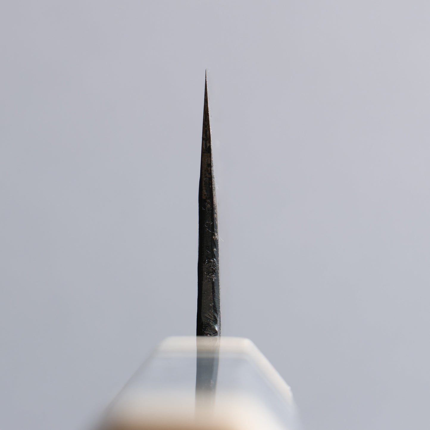 西田大祐 白一鋼 鎚目 三徳包丁 165mm 白ターコイズ シルバーリング イミテーション象牙口輪とエンドキャップ付き柄 - 清助刃物