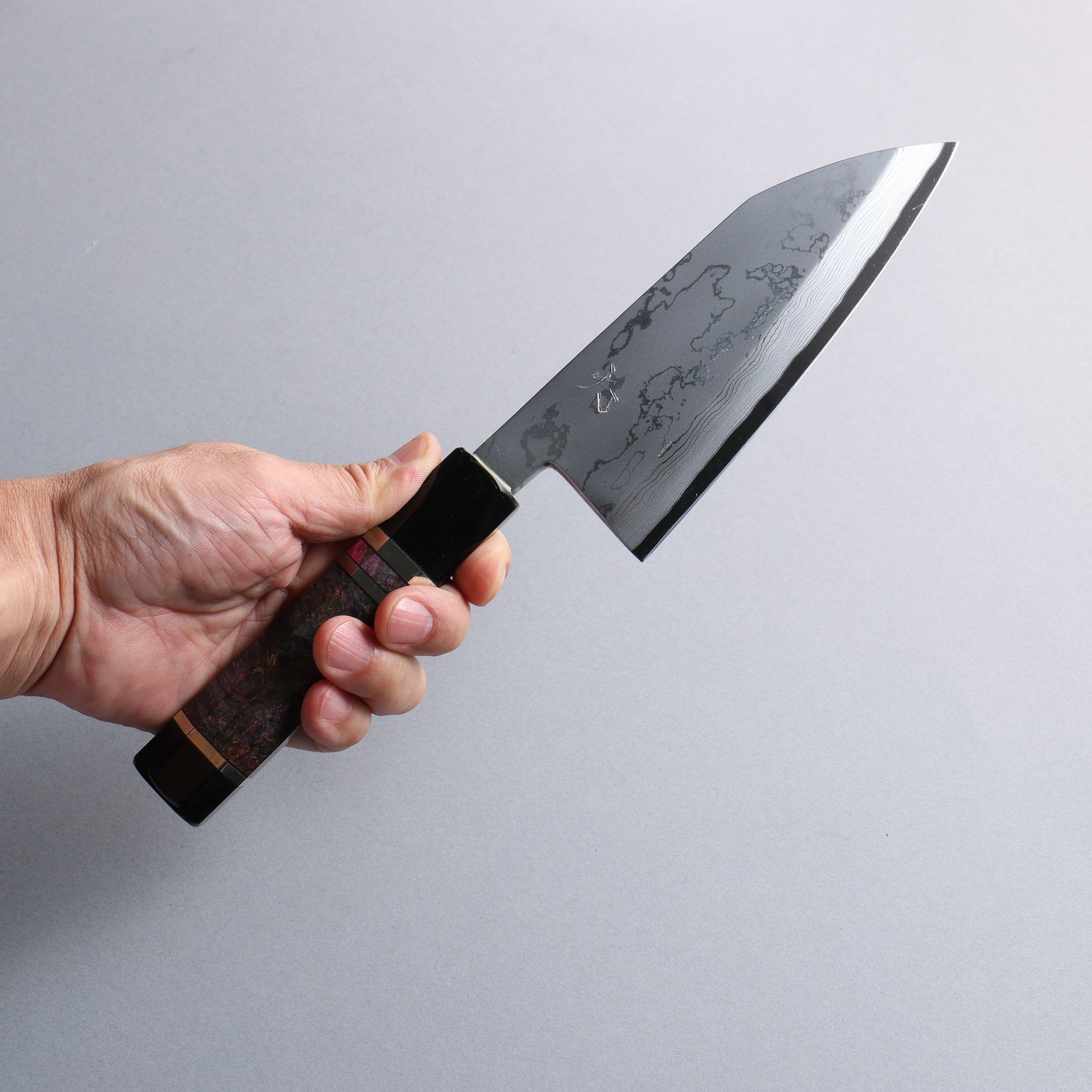 西田大祐 青ニ鋼 ダマスカス 出刃包丁 150mm スタビライズ瘤  シルバーリング 水牛角口輪とエンドキャップ付き柄 - 清助刃物