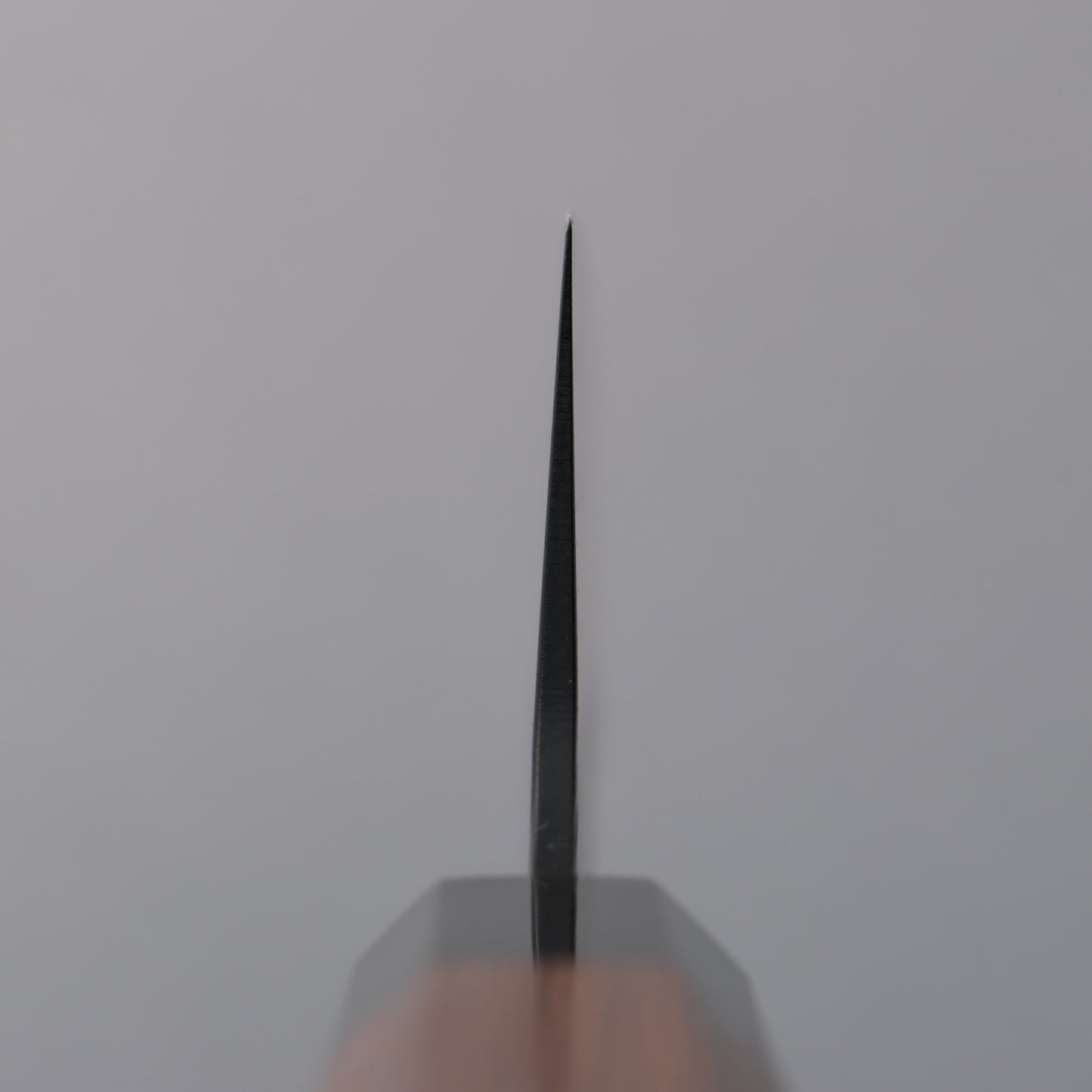 堺 孝行 黒影 V金10号 鎚目 テフロン加工 剣型牛刀包丁 190mm ウエンジ柄 - 清助刃物