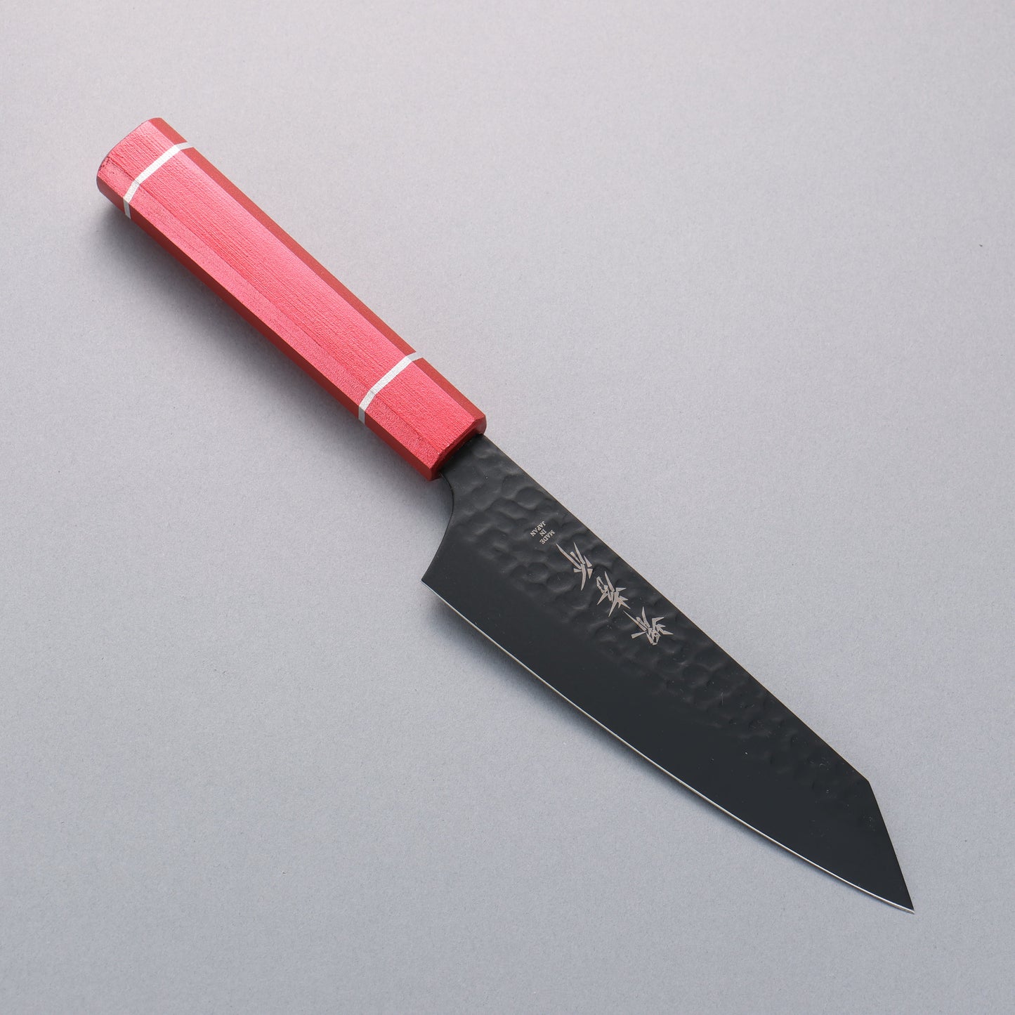 堺 孝行 黒影 V金10号 鎚目 テフロン加工 剣型三徳包丁 160mm 樫の木漆塗り(皇赤)柄 - 清助刃物