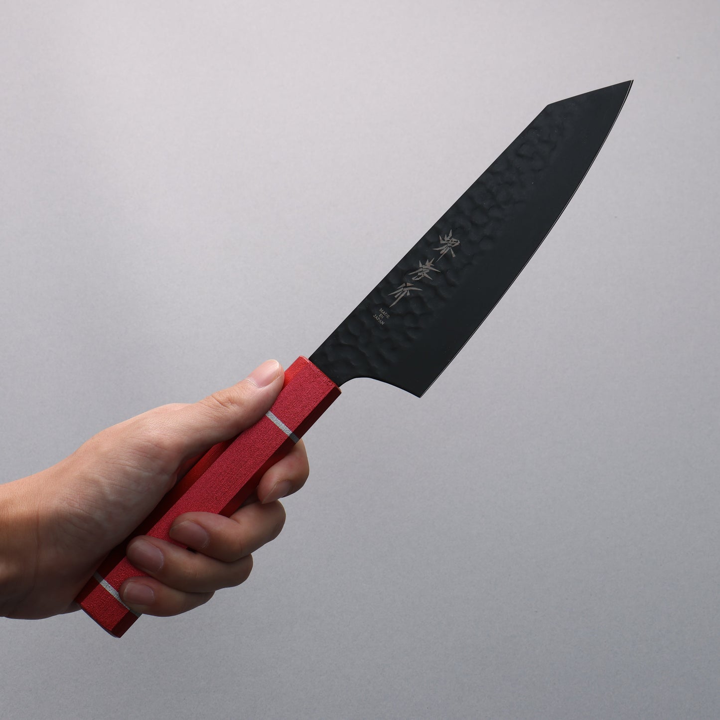 堺 孝行 黒影 V金10号 鎚目 テフロン加工 剣型三徳包丁 160mm 樫の木漆塗り(皇赤)柄 - 清助刃物