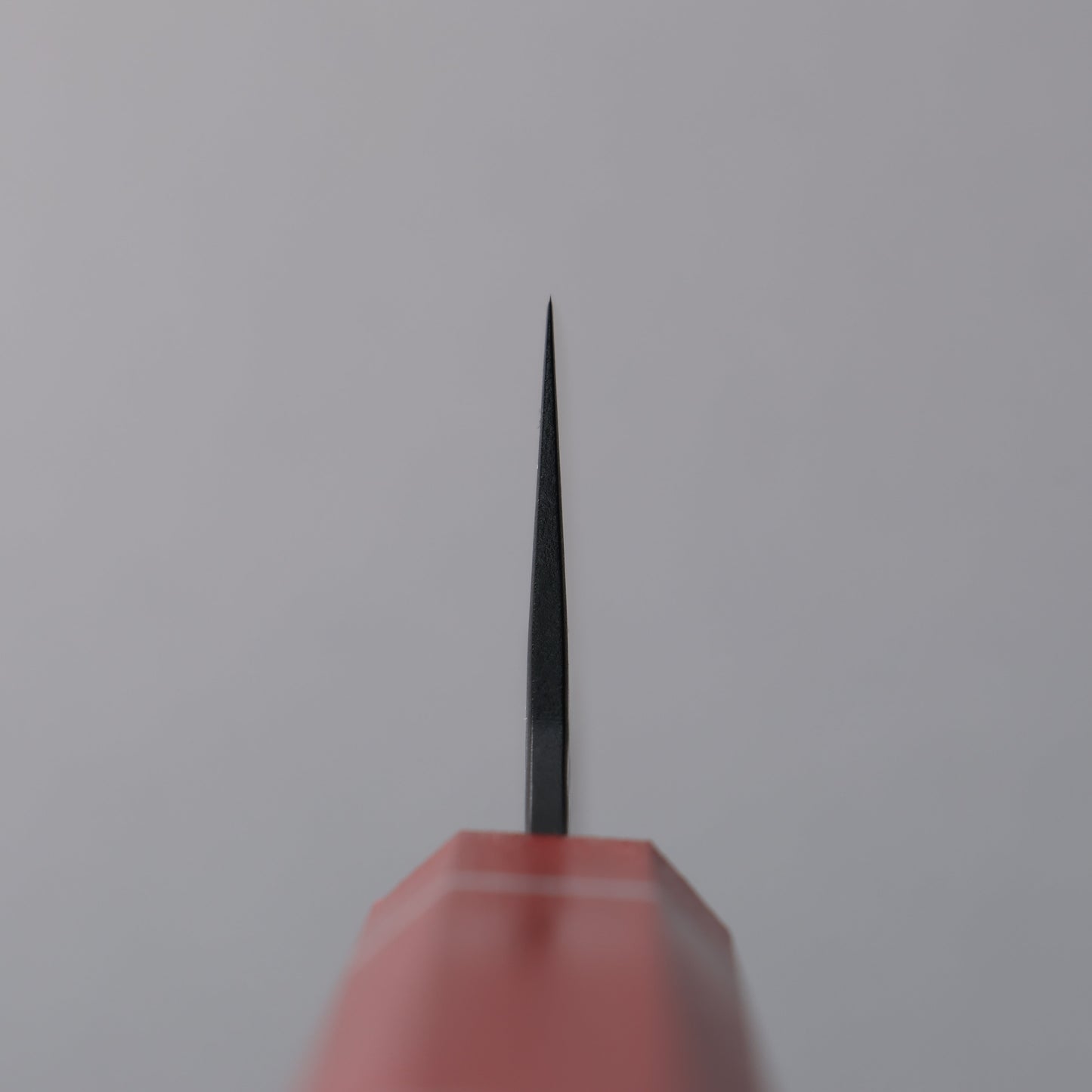 堺 孝行 黒影 V金10号 鎚目 テフロン加工 剣型三徳包丁 160mm 樫の木漆塗り(皇赤)柄 - 清助刃物