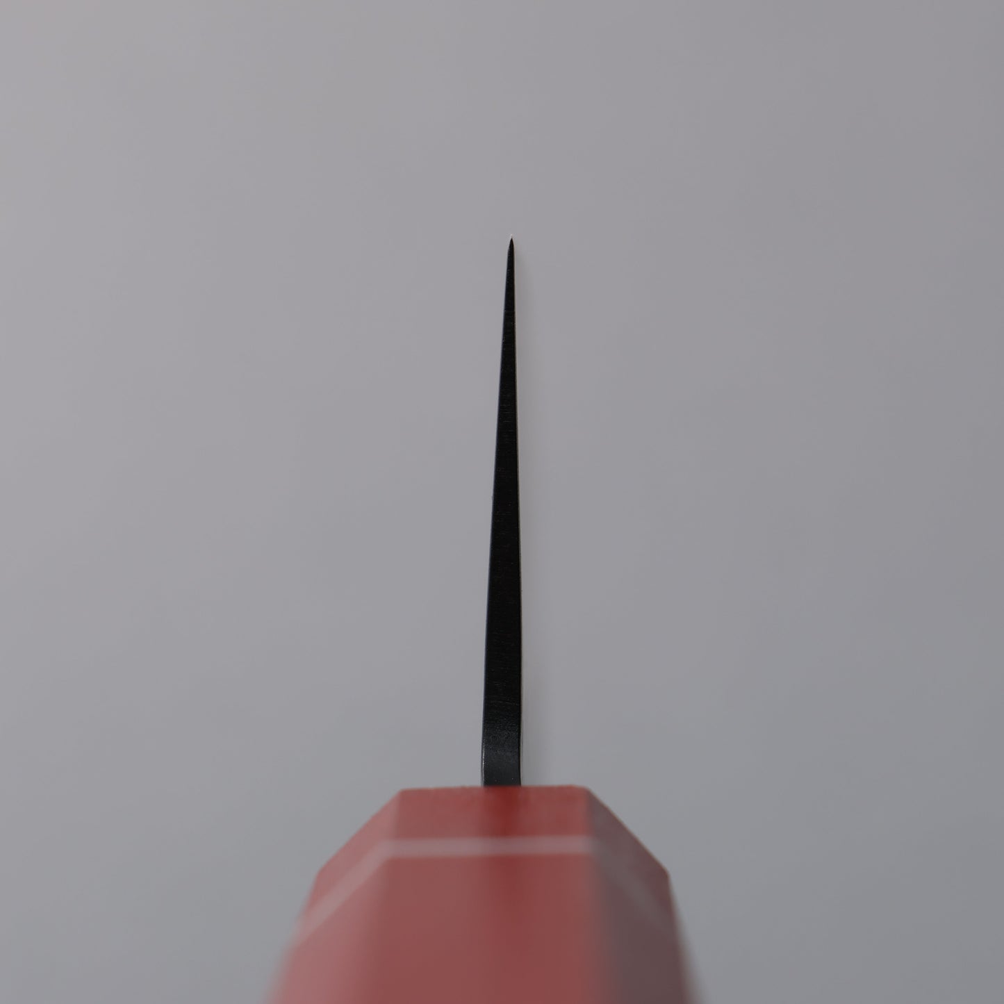 堺 孝行 黒影 V金10号 鎚目 テフロン加工 三徳包丁 170mm 樫の木漆塗り(皇赤)柄 - 清助刃物