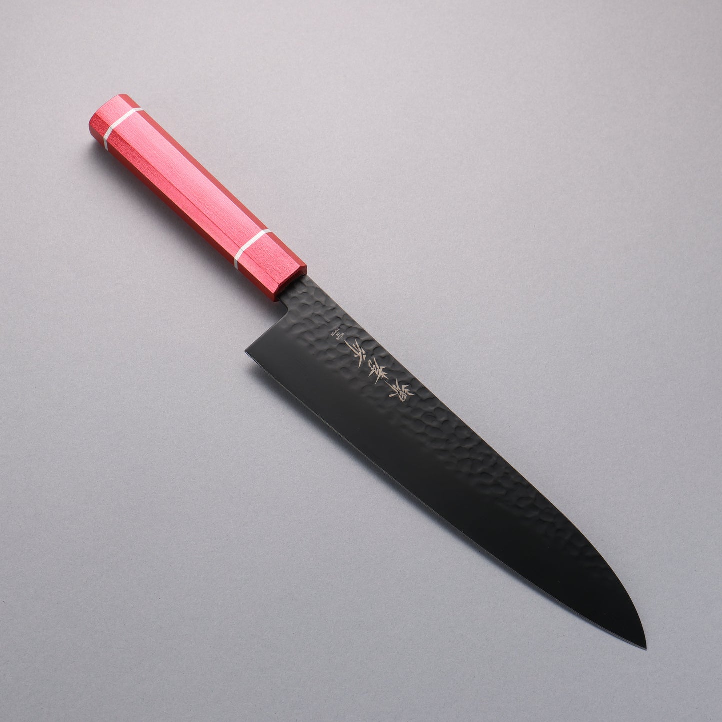 堺 孝行 黒影 V金10号 鎚目 テフロン加工 牛刀包丁 240mm 樫の木漆塗り(皇赤)柄 - 清助刃物