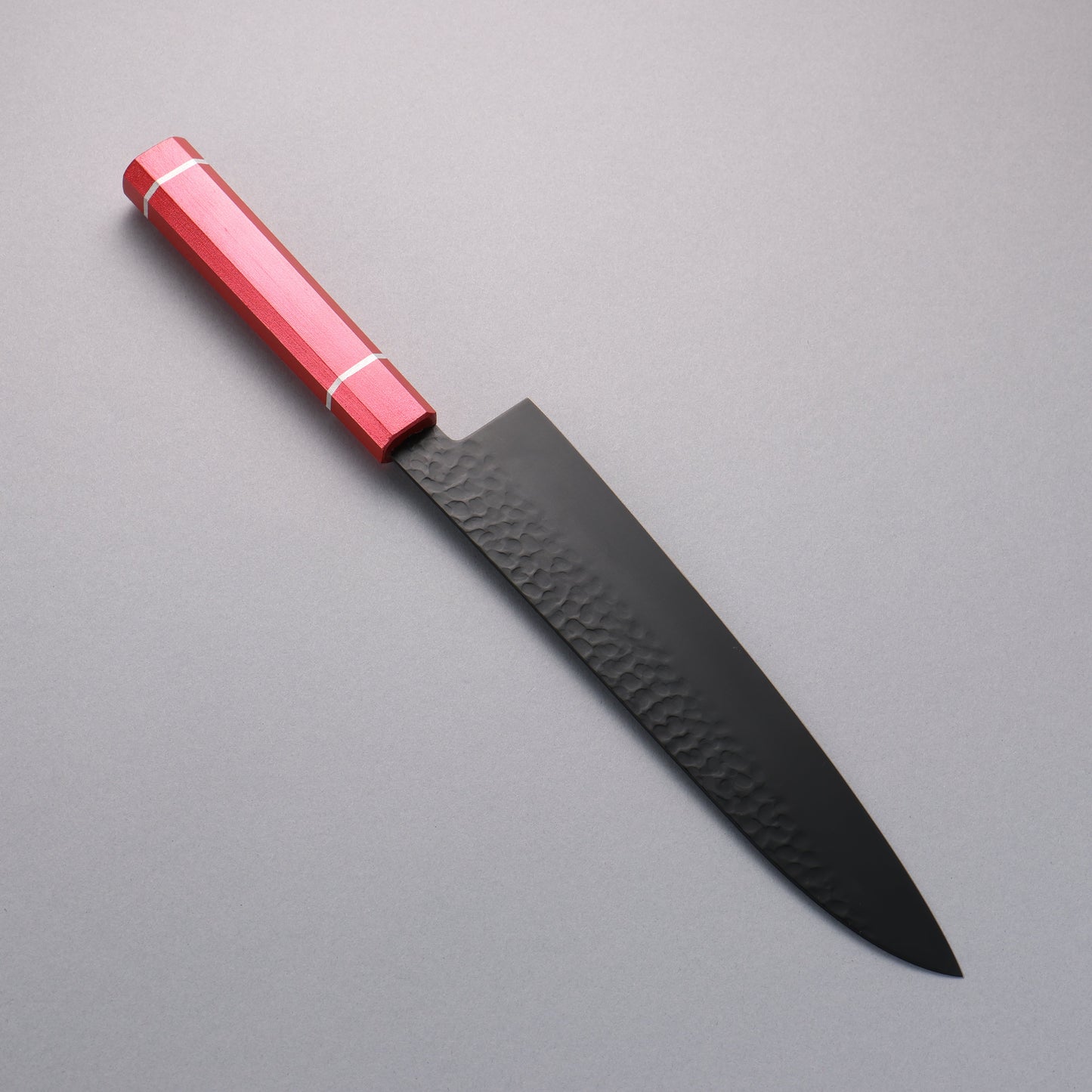 堺 孝行 黒影 V金10号 鎚目 テフロン加工 牛刀包丁 240mm 樫の木漆塗り(皇赤)柄 - 清助刃物