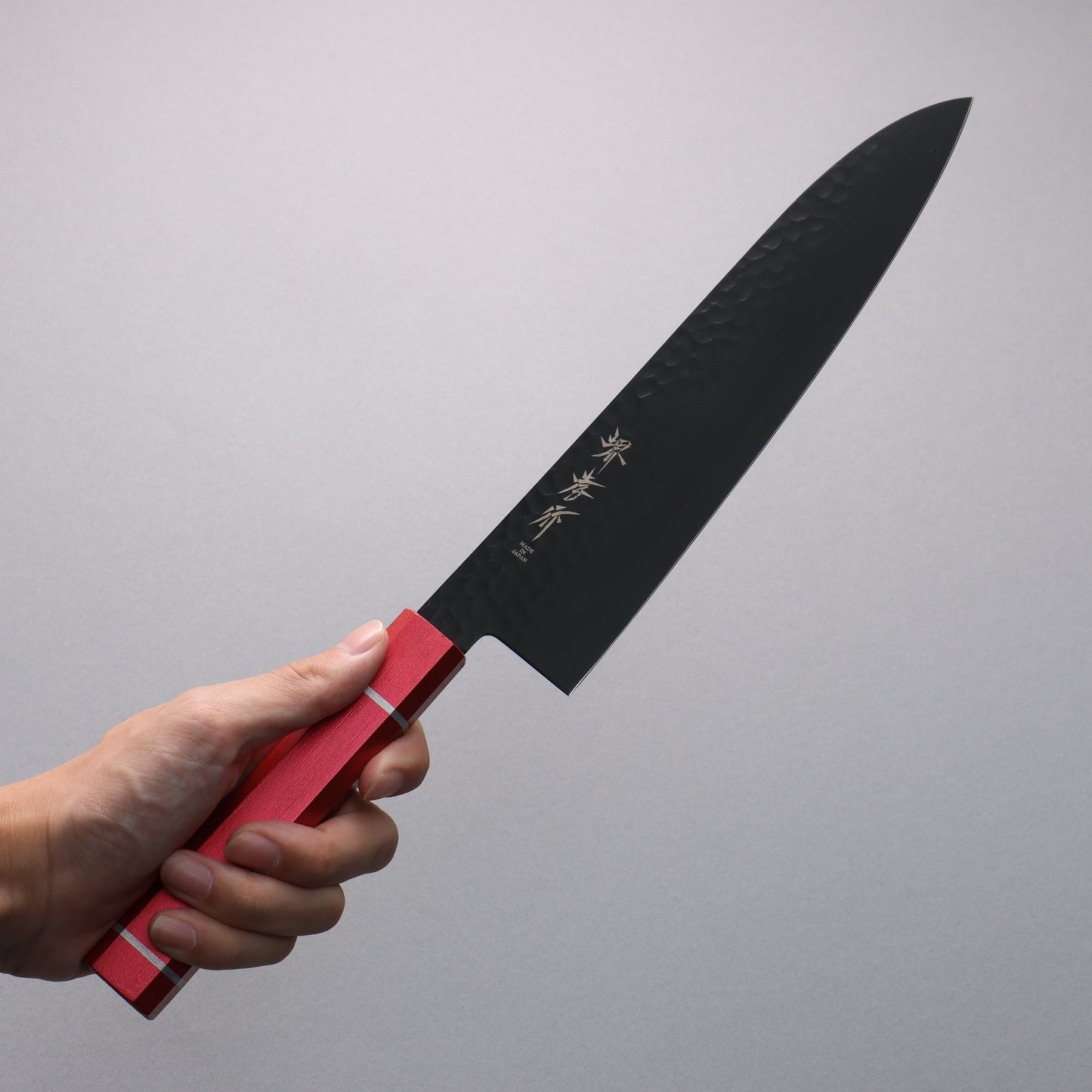 堺 孝行 黒影 V金10号 鎚目 テフロン加工 牛刀包丁 240mm 樫の木漆塗り(皇赤)柄 - 清助刃物
