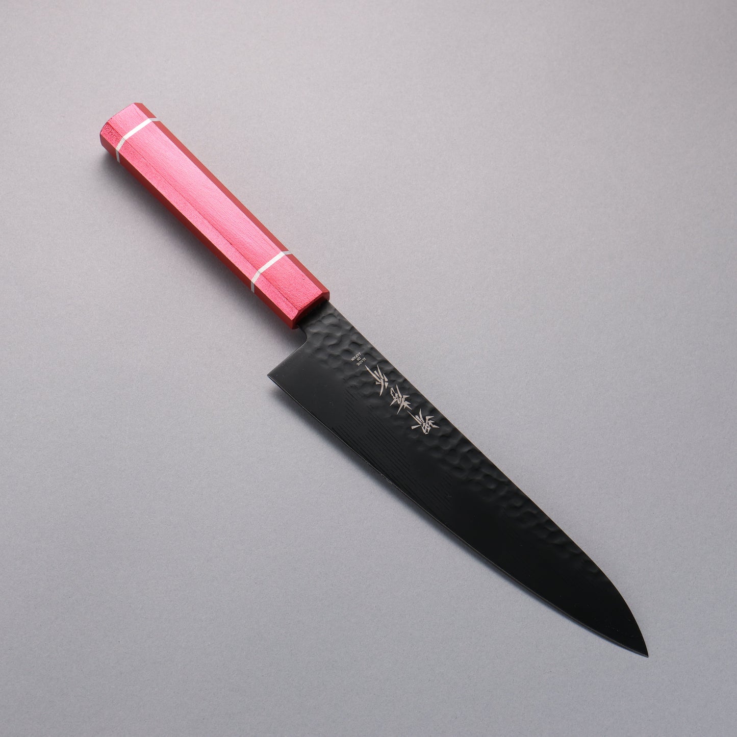 堺 孝行 黒影 V金10号 鎚目 テフロン加工 牛刀包丁 210mm 樫の木漆塗り(皇赤)柄 - 清助刃物