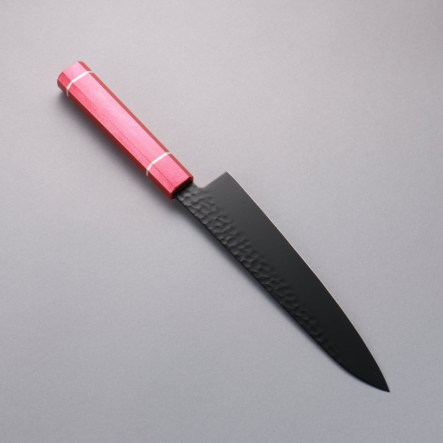 堺 孝行 黒影 V金10号 鎚目 テフロン加工 牛刀包丁 210mm 樫の木漆塗り(皇赤)柄 - 清助刃物