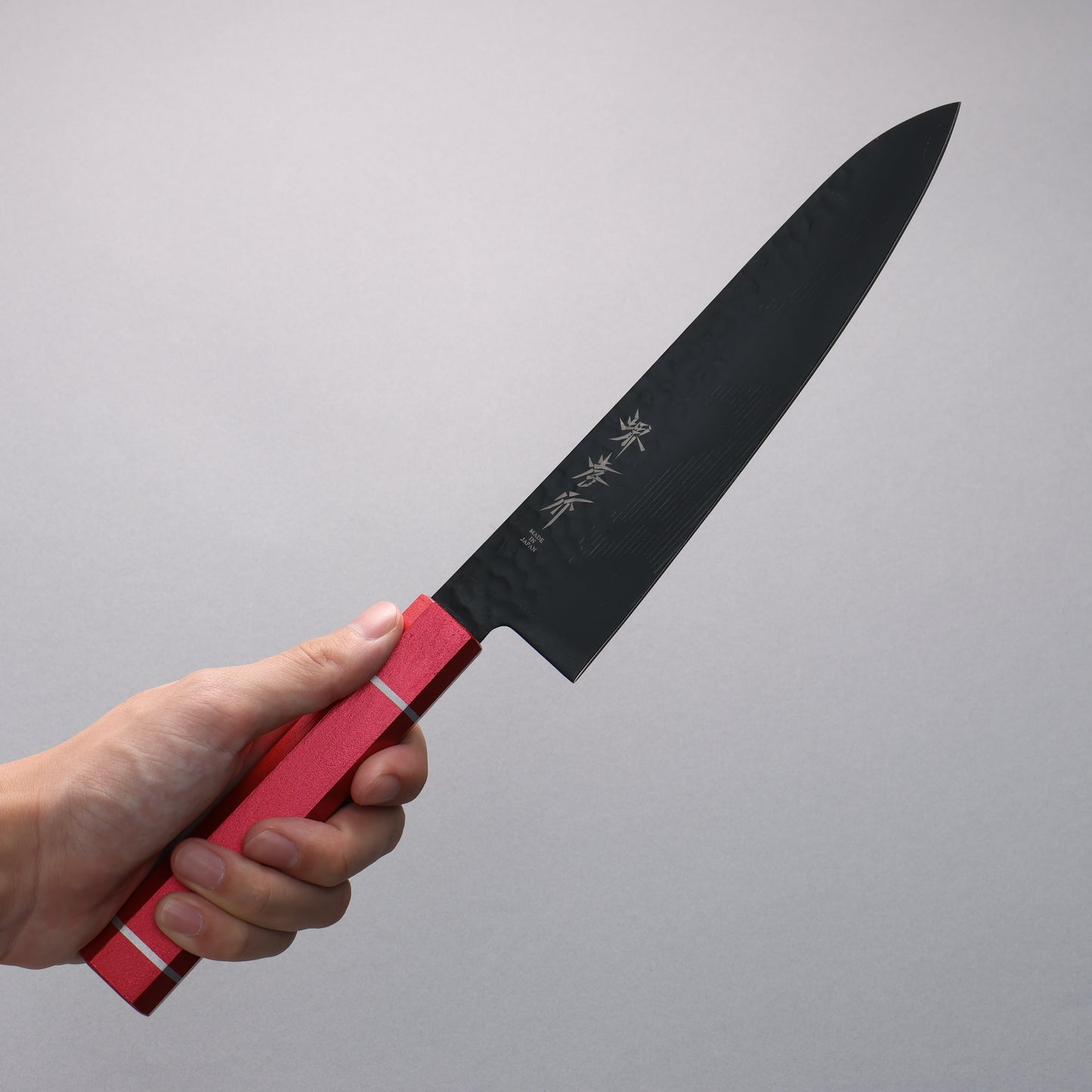 堺 孝行 黒影 V金10号 鎚目 テフロン加工 牛刀包丁 210mm 樫の木漆塗り(皇赤)柄 - 清助刃物