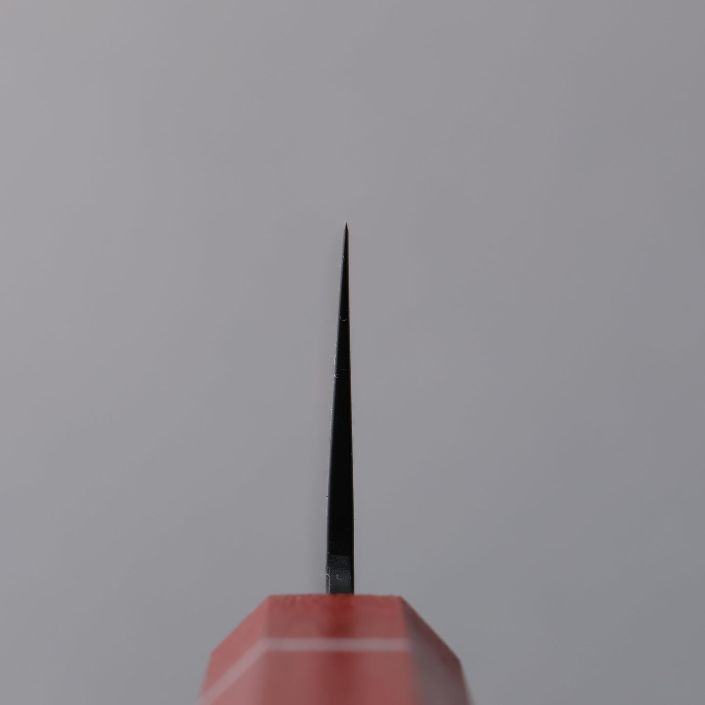 堺 孝行 黒影 V金10号 鎚目 テフロン加工 牛刀包丁 210mm 樫の木漆塗り(皇赤)柄 - 清助刃物