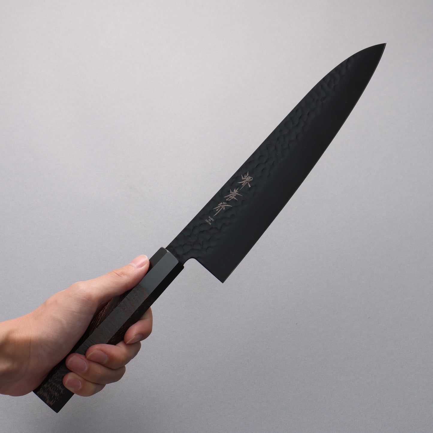 堺 孝行 黒影 V金10号 鎚目 テフロン加工 牛刀包丁 240mm ウエンジ柄 - 清助刃物