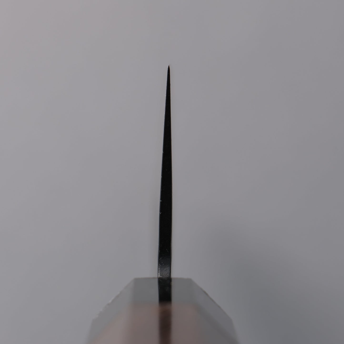 堺 孝行 黒影 V金10号 鎚目 テフロン加工 牛刀包丁 240mm ウエンジ柄 - 清助刃物