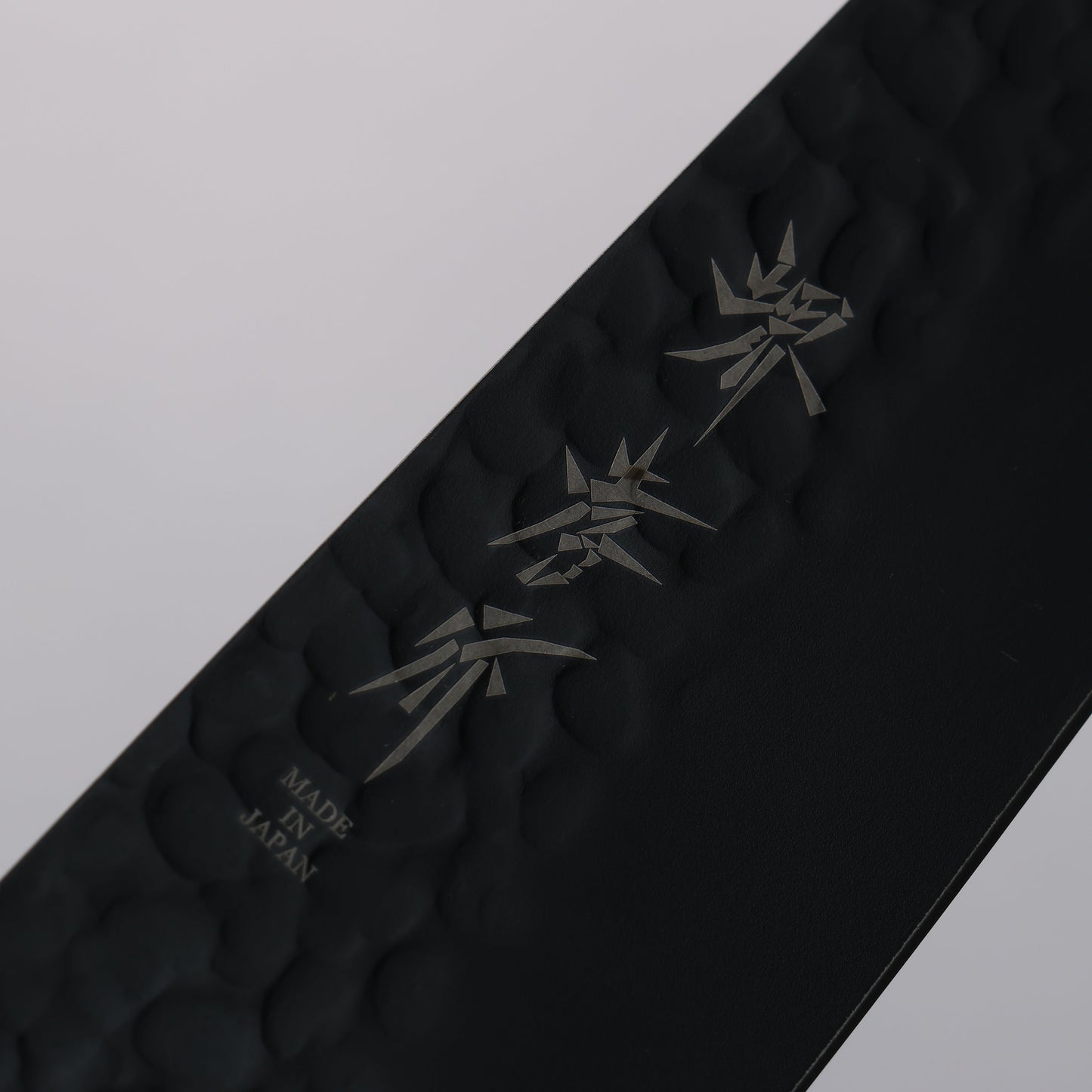堺 孝行 黒影 V金10号 鎚目 テフロン加工 剣型三徳包丁 160mm ウエンジ柄 - 清助刃物