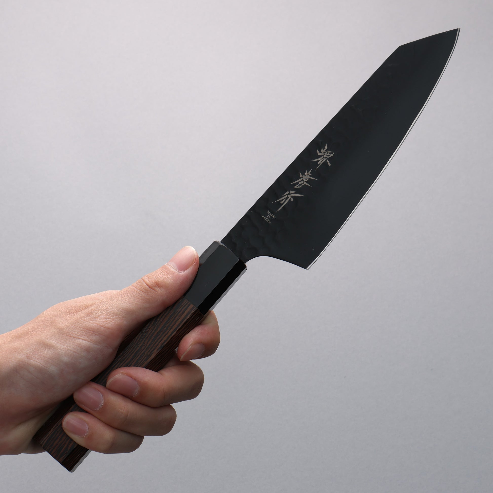 堺 孝行 黒影 V金10号 鎚目 テフロン加工 剣型三徳包丁 160mm ウエンジ柄 - 清助刃物