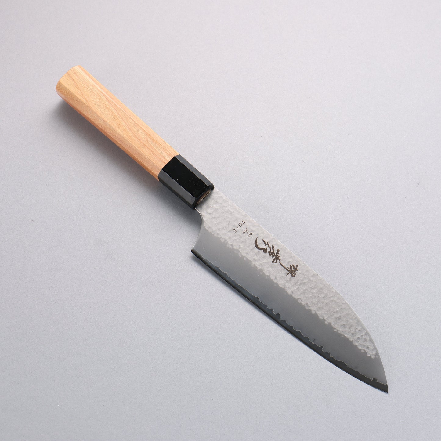 堺 孝行 V金5号 鎚目 三徳包丁 165mm 朴 (口輪:黒プラスチック)柄 Kataoka - 清助刃物