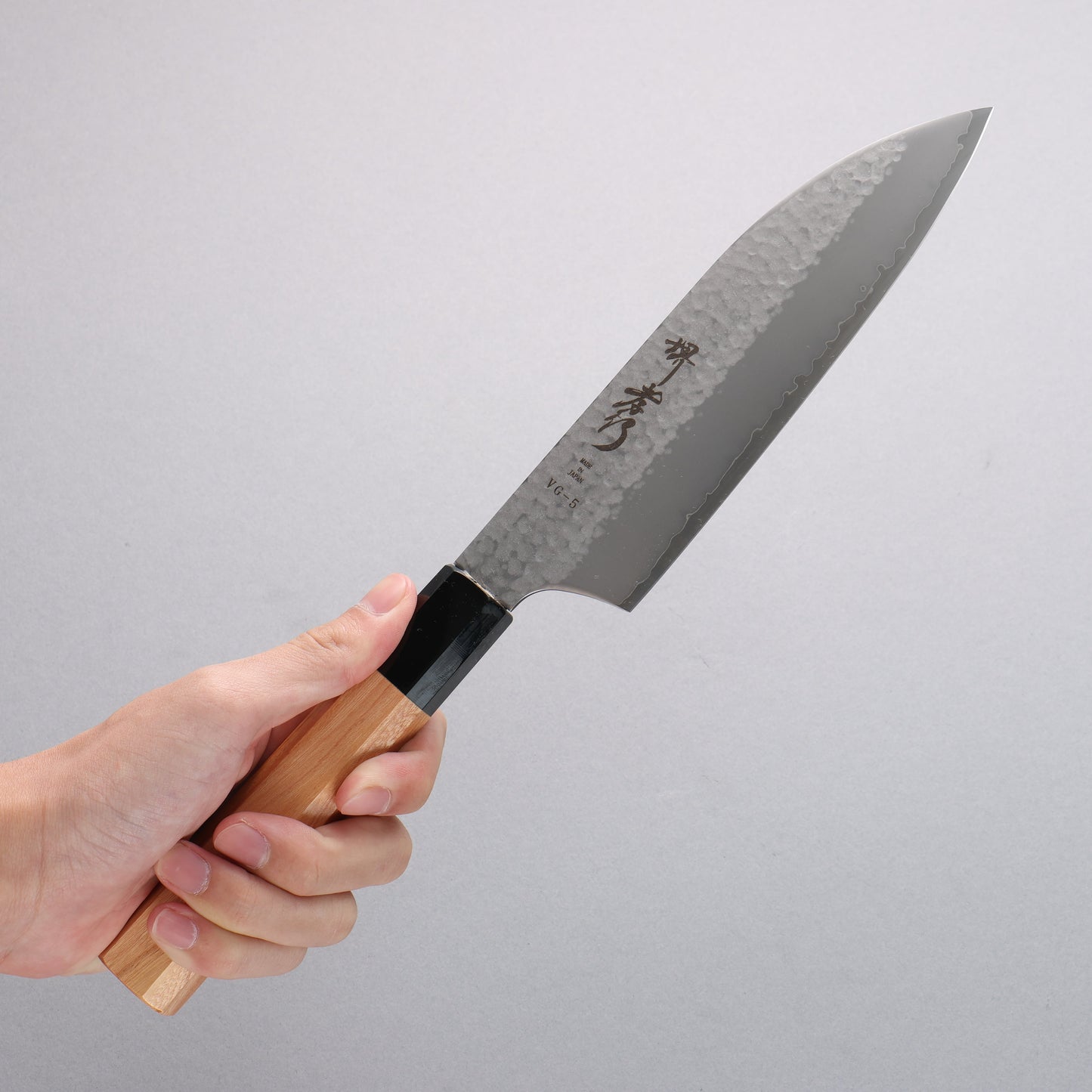 堺 孝行 V金5号 鎚目 三徳包丁 165mm 朴 (口輪:黒プラスチック)柄 Kataoka - 清助刃物