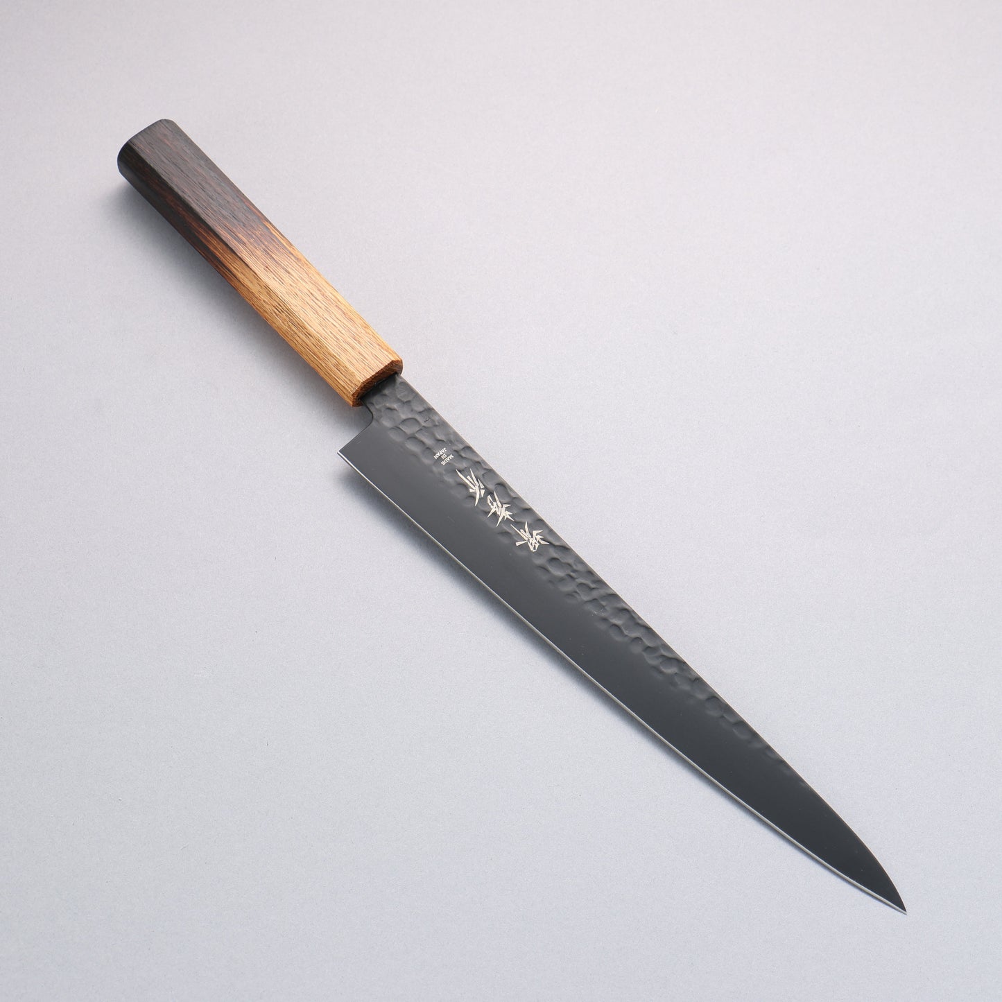 堺 孝行 黒影 V金10号 鎚目 テフロン加工 筋引包丁 240mm 樫焼柄 - 清助刃物