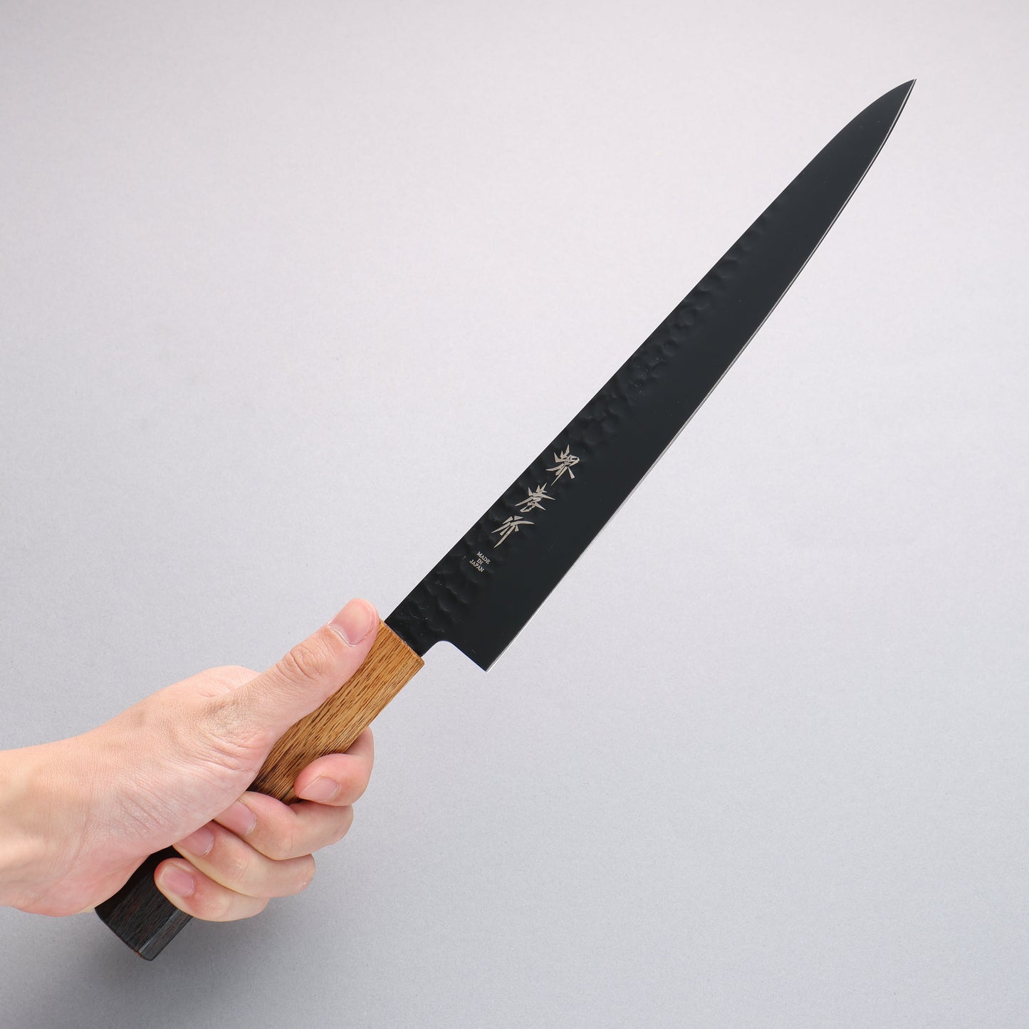 堺 孝行 黒影 V金10号 鎚目 テフロン加工 筋引包丁 240mm 樫焼柄 - 清助刃物