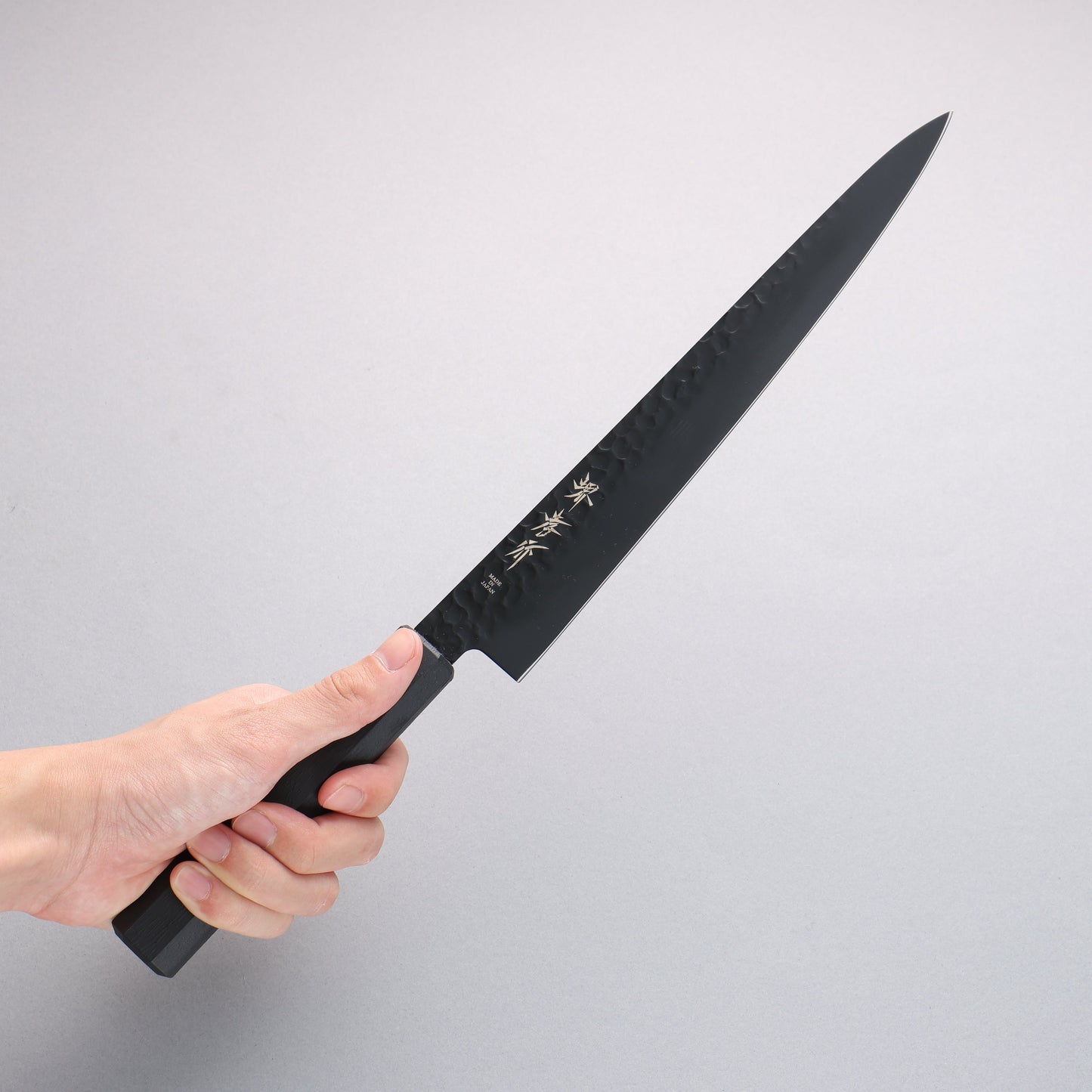 堺 孝行 黒影 V金10号 鎚目 テフロン加工 筋引包丁 240mm 黒漆塗り柄 - 清助刃物