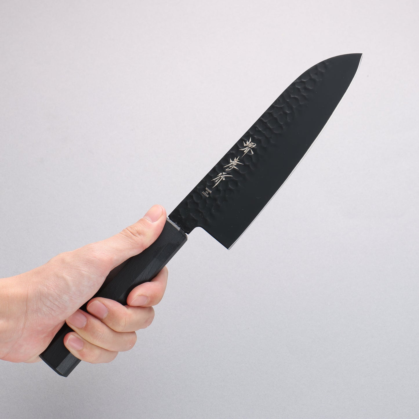 堺 孝行 黒影 V金10号 鎚目 テフロン加工 三徳包丁 170mm 黒漆塗り柄 - 清助刃物