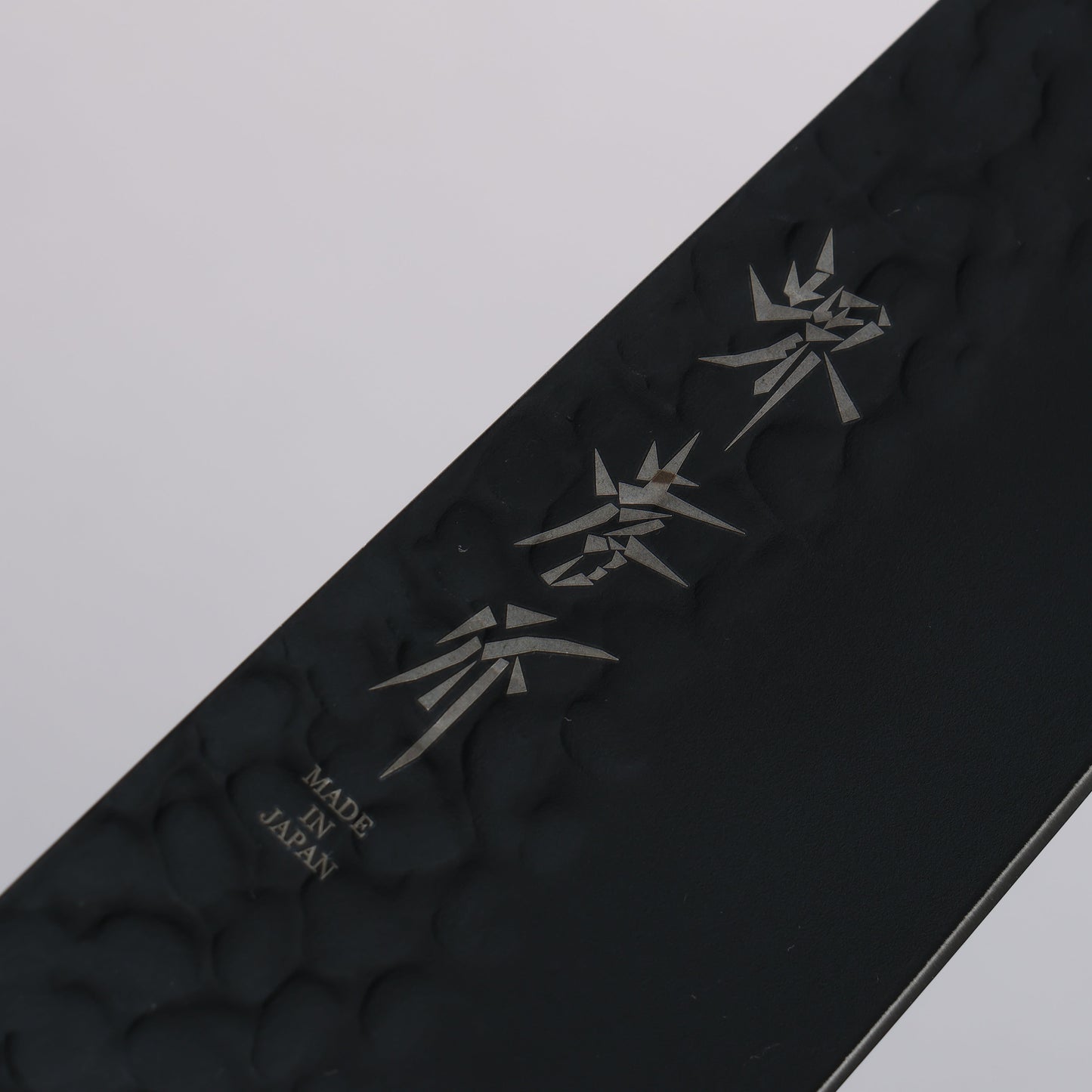 堺 孝行 黒影 V金10号 鎚目 テフロン加工 切付三徳包丁 160mm 黒漆塗り柄 - 清助刃物