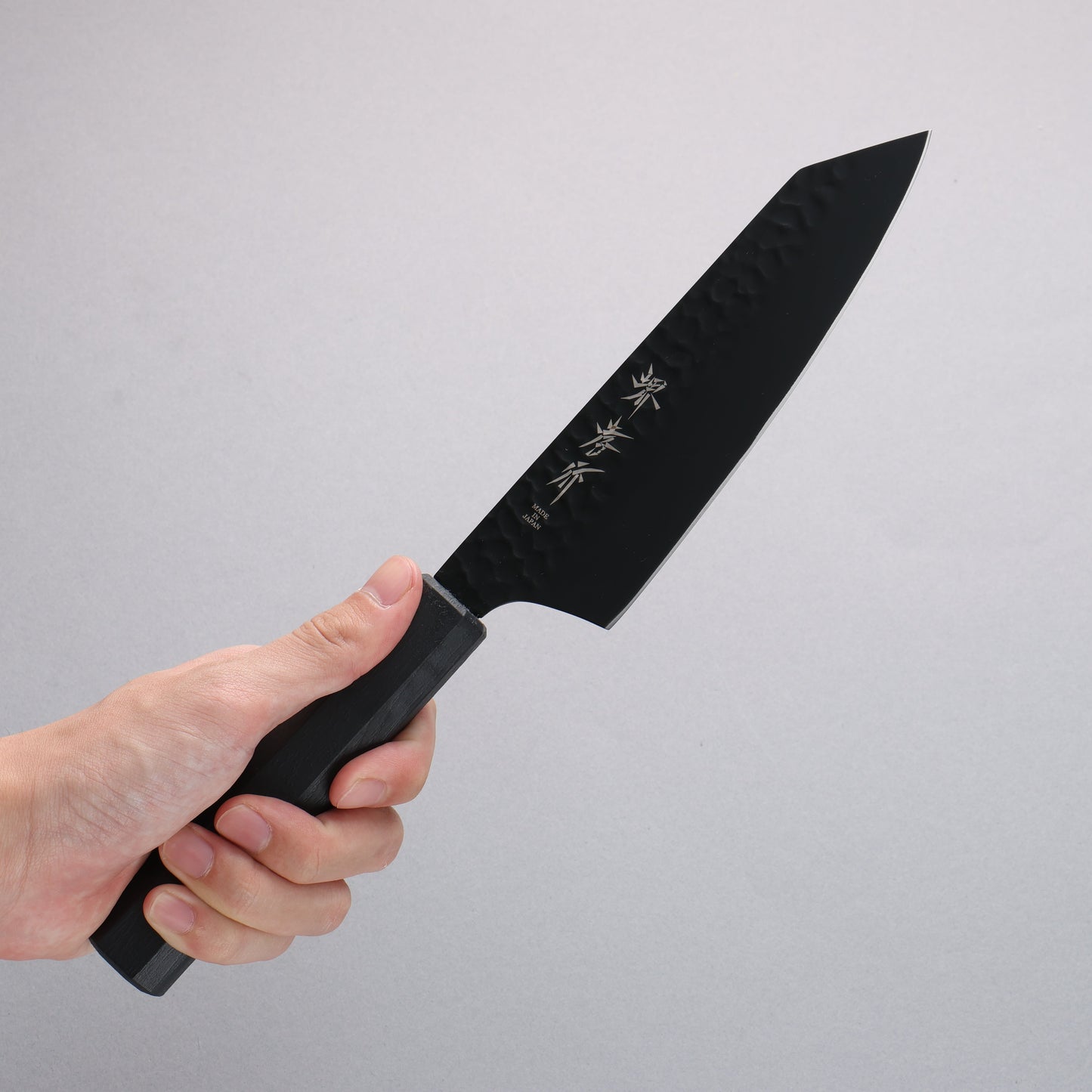 堺 孝行 黒影 V金10号 鎚目 テフロン加工 切付三徳包丁 160mm 黒漆塗り柄 - 清助刃物