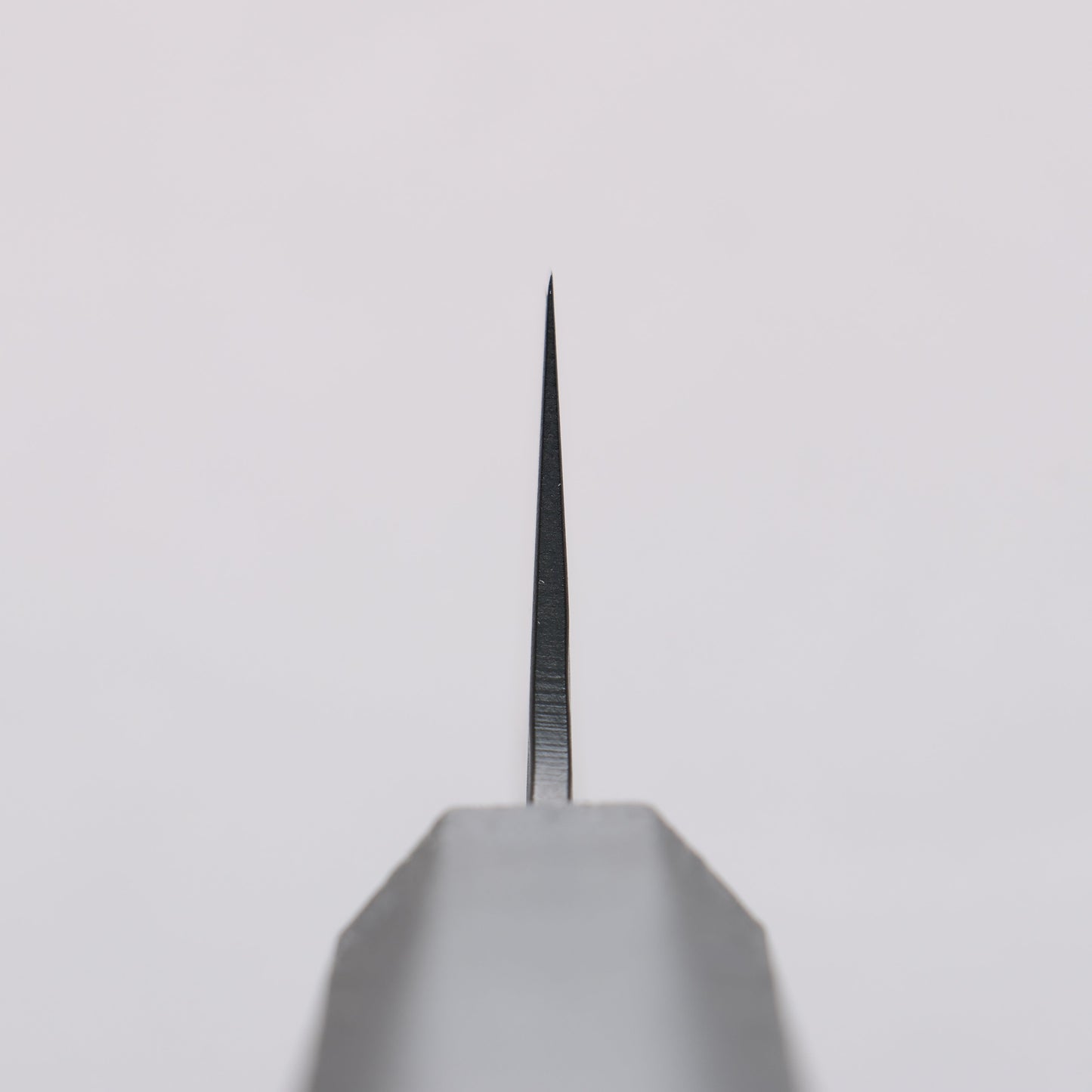 堺 孝行 黒影 V金10号 鎚目 テフロン加工 切付三徳包丁 160mm 黒漆塗り柄 - 清助刃物