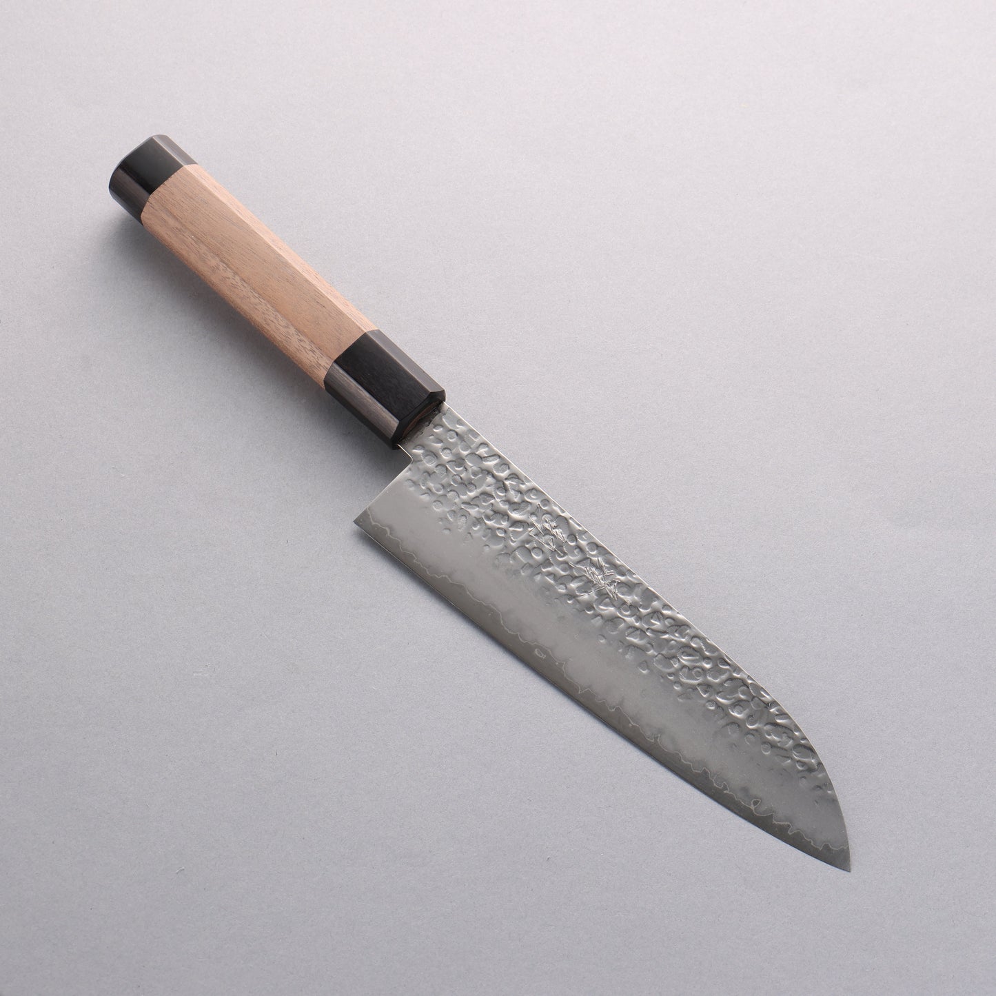 清助 銀三鋼 鎚目 三徳包丁 180mm ウォルナット (両側黒口輪)柄 - 清助刃物