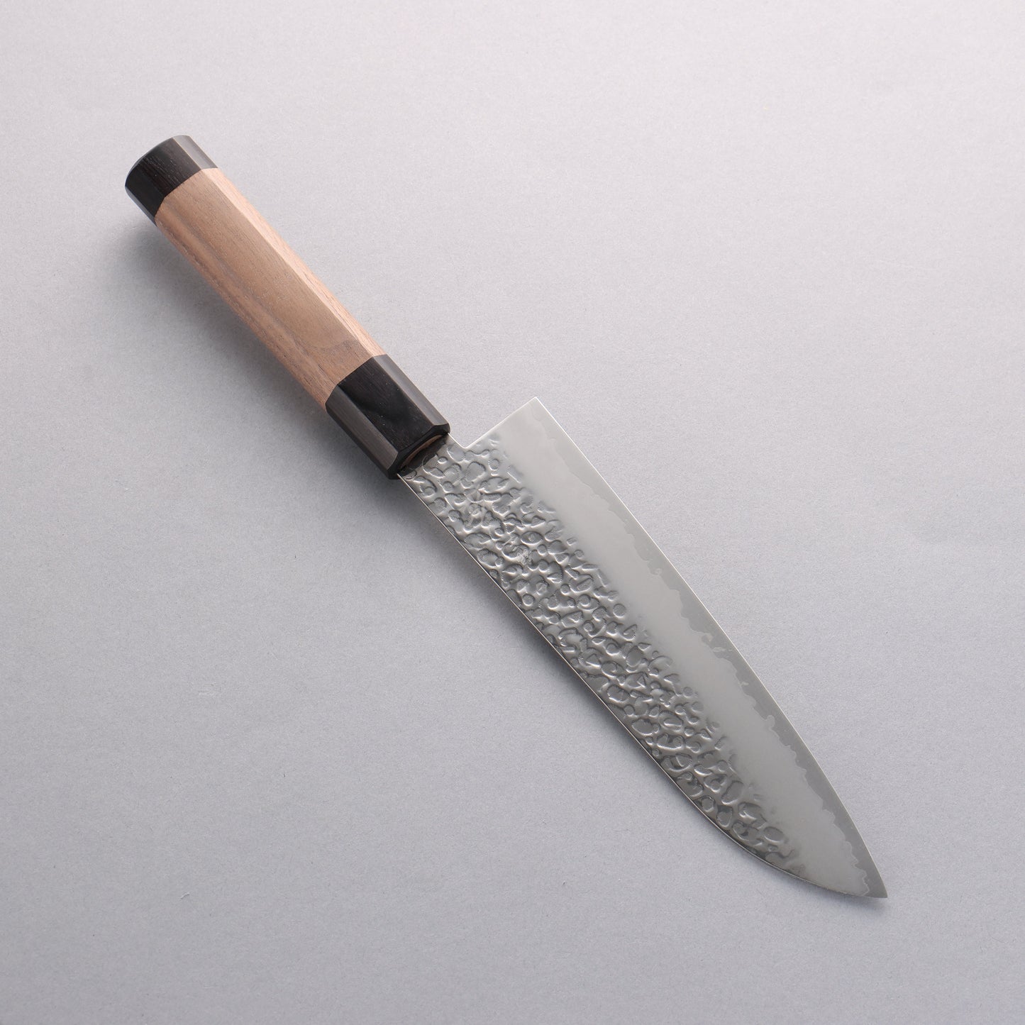 清助 銀三鋼 鎚目 三徳包丁 180mm ウォルナット (両側黒口輪)柄 - 清助刃物