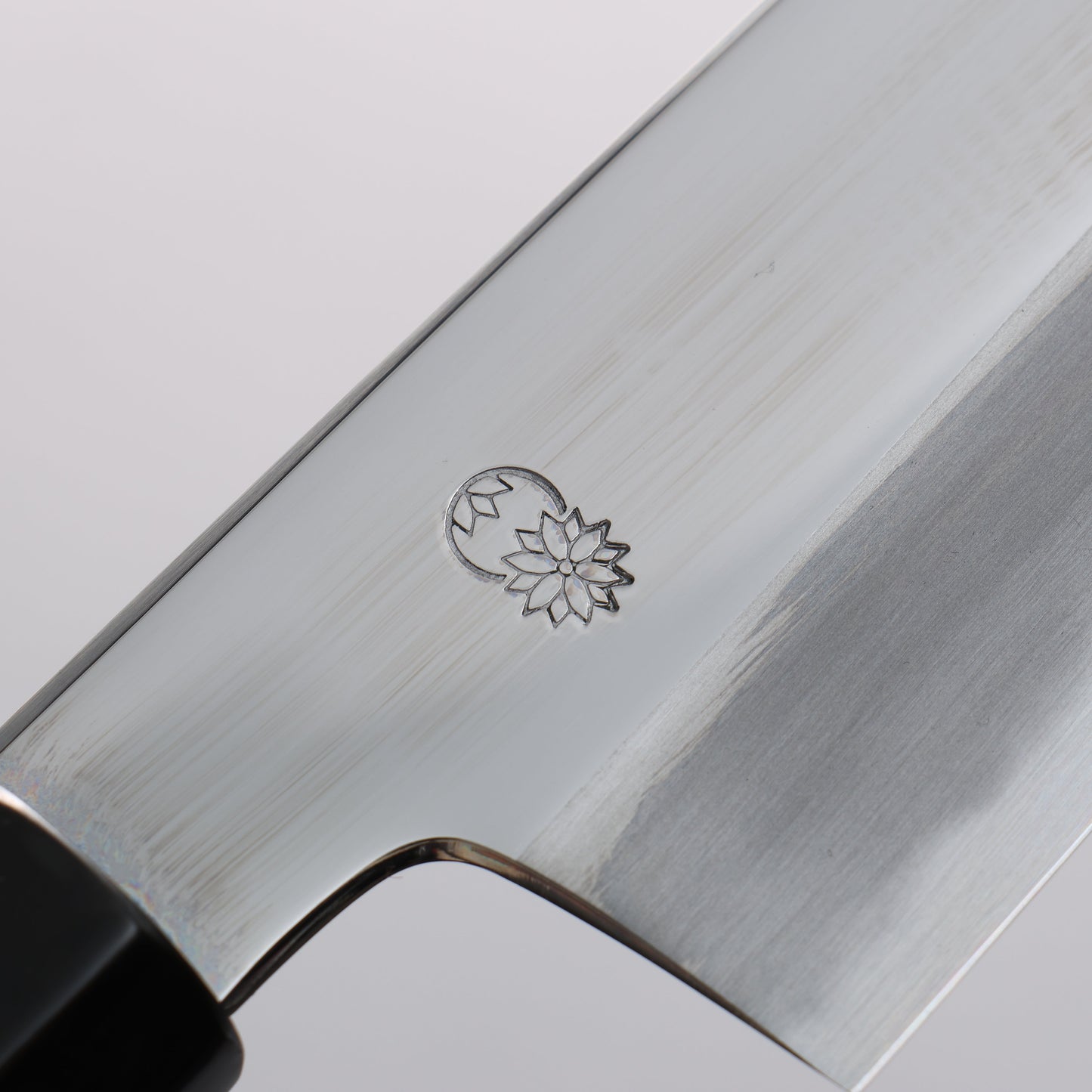 重陽 白鋼 鏡面仕上げ 切付三徳包丁 180mm 朴柄 - 清助刃物