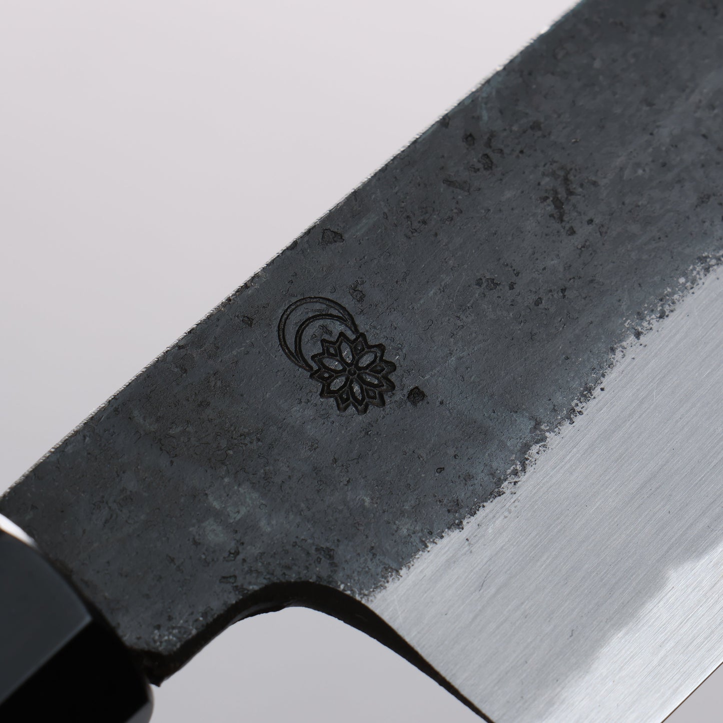 菊月 白ニ鋼 黒仕上げ 三徳包丁 180mm 朴柄 - 清助刃物