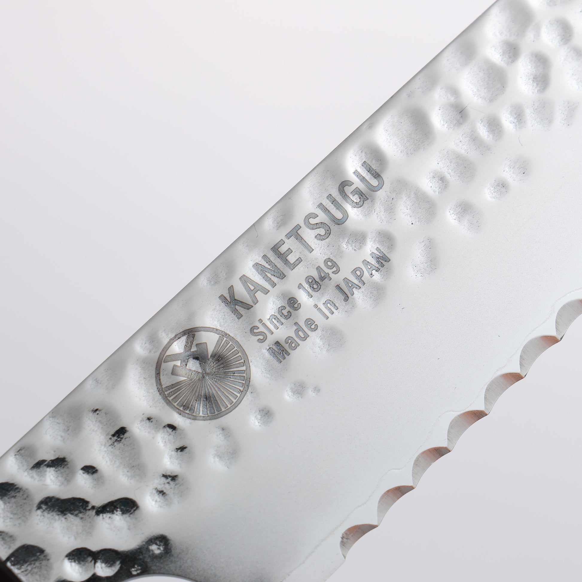 関 兼次 ヘプタゴンウッド V金10号 鎚目 パン切り包丁 210mm 合板 (七角形)柄 - 清助刃物