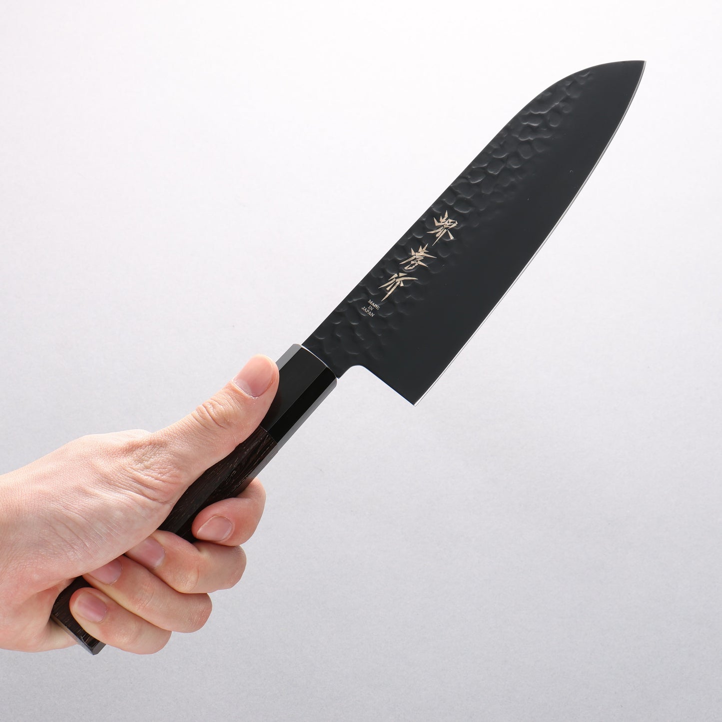 堺 孝行 黒影 V金10号 鎚目 テフロン加工 切付三徳包丁 160mm 樫焼柄 - 清助刃物