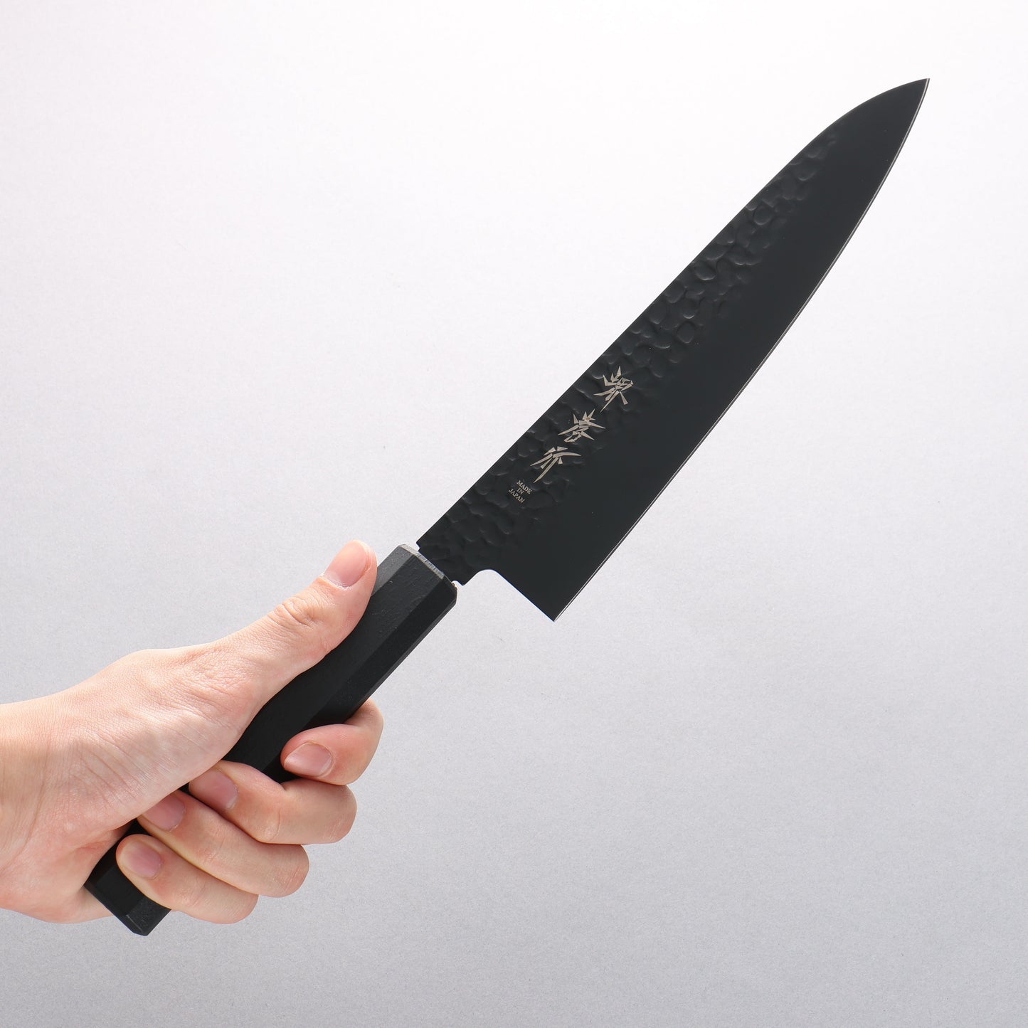 堺 孝行 黒影 V金10号 鎚目 テフロン加工 牛刀包丁 210mm 黒漆塗り柄 - 清助刃物