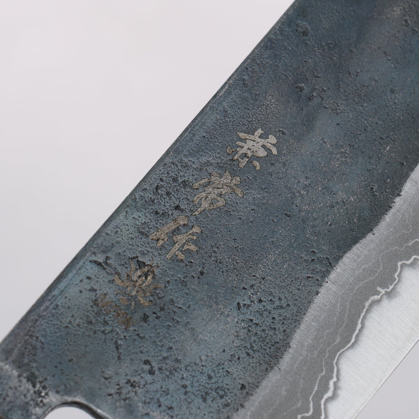 兼常 松炭焼 白ニ鋼 ダマスカス 黒仕上げ 菜切包丁 165mm ウォルナット柄 - 清助刃物