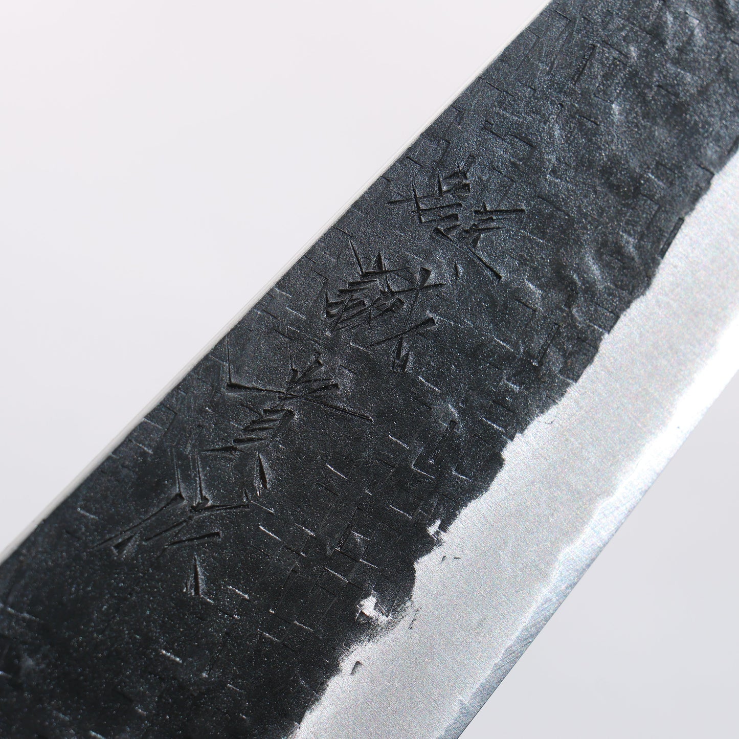 田中 誠貴 鉄火 青ニ鋼 黒打 鎚目(角) 切付牛刀包丁 180mm ウォルナット柄 - 清助刃物