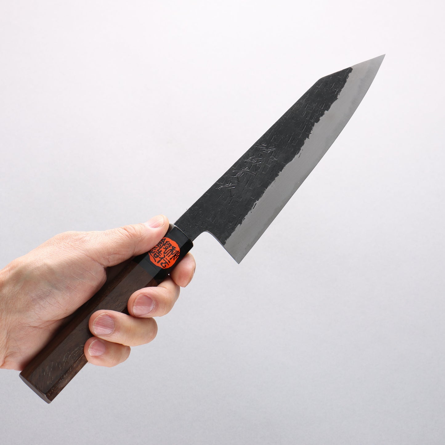 田中 誠貴 鉄火 青ニ鋼 黒打 鎚目(角) 切付牛刀包丁 180mm ウォルナット柄 - 清助刃物