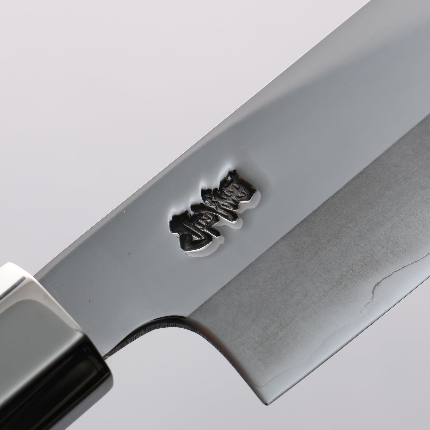 黒鳥 銀三鋼 磨き仕上げ 鰹包丁 210mm ウォルナット柄 - 清助刃物