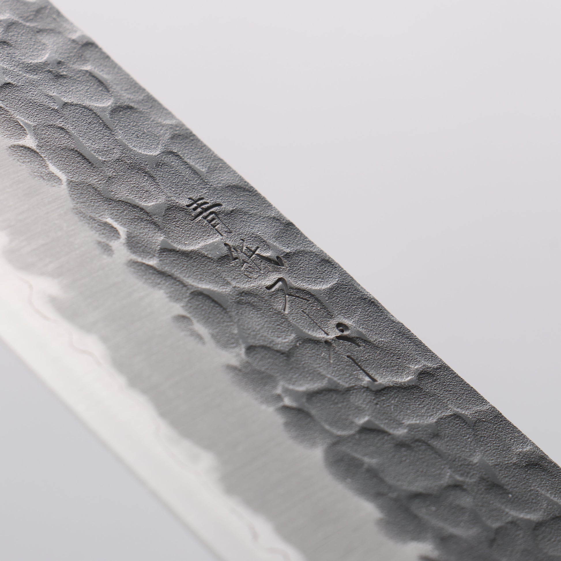 清助 青スーパー鋼 鎚目 黒仕上げ 三徳包丁 180mm 黒合板柄 - 清助刃物