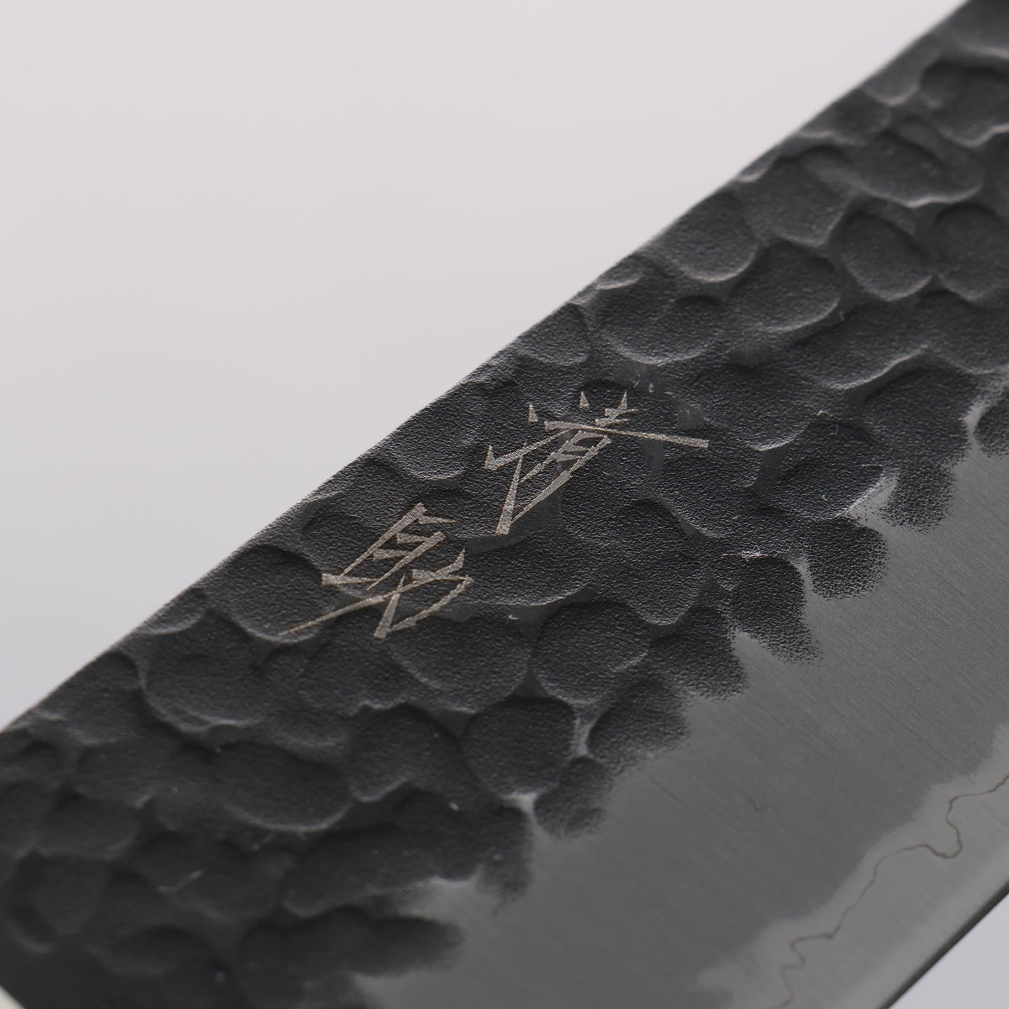 清助 青スーパー鋼 鎚目 黒仕上げ 三徳包丁 180mm 茶合板柄 - 清助刃物