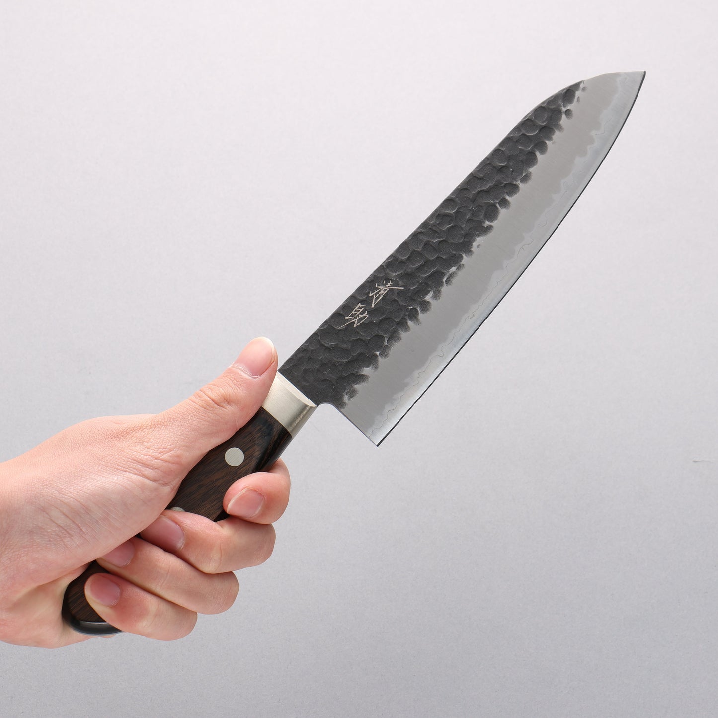 清助 青スーパー鋼 鎚目 黒仕上げ 三徳包丁 180mm 茶合板柄 - 清助刃物