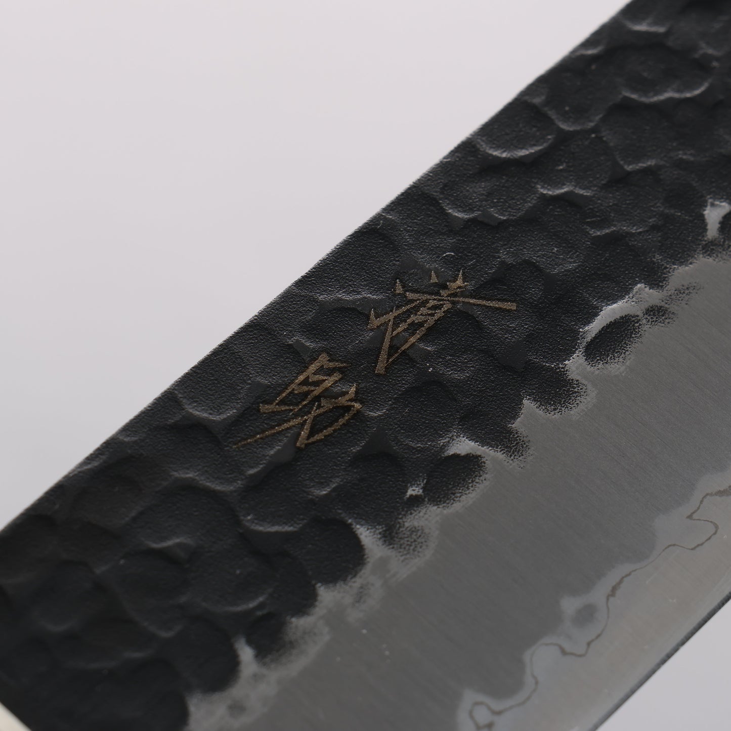 清助 青スーパー鋼 鎚目 黒打 切付牛刀包丁 210mm 赤合板柄 - 清助刃物