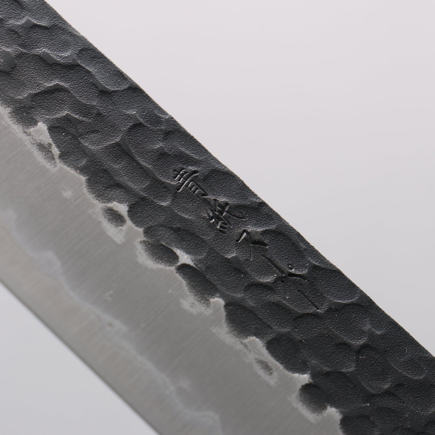 清助 青スーパー鋼 鎚目 黒打 切付牛刀包丁 210mm 赤合板柄 - 清助刃物