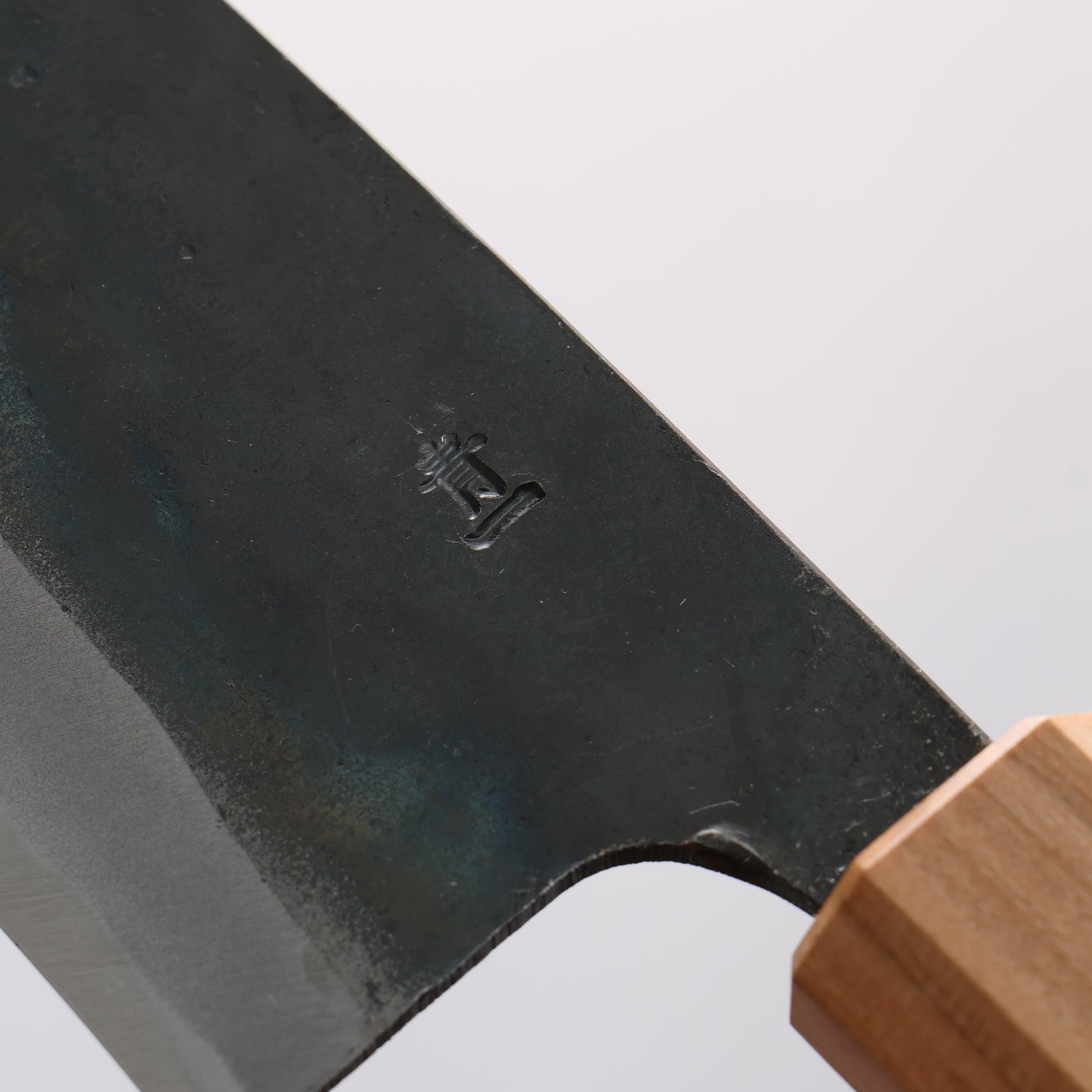 清助 青一鋼 黒仕上げ 牛刀包丁 210mm 焼栗 (口輪:サクラ)柄 - 清助刃物