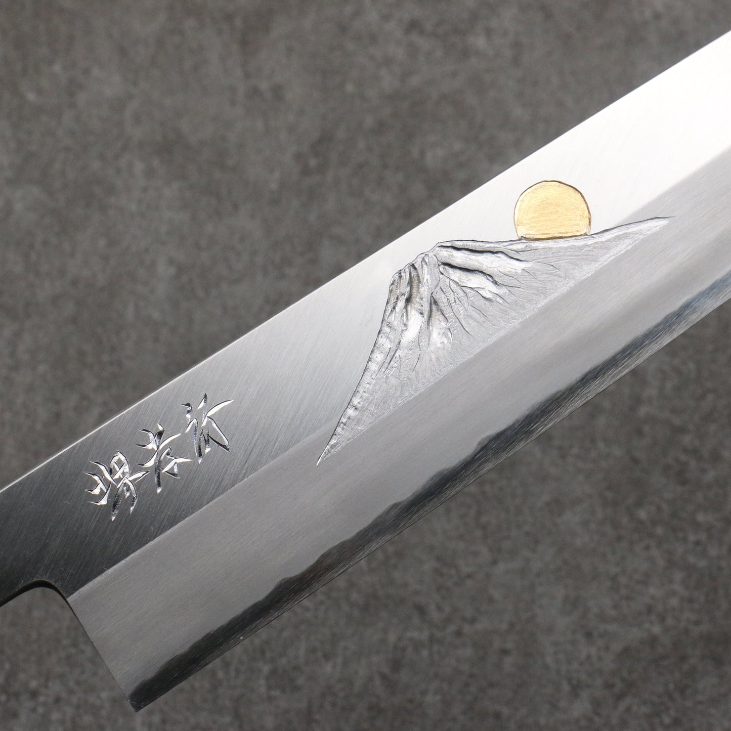堺 孝行 窪田金彫刻 富士と夕焼 青ニ鋼 切付牛刀包丁 270mm 朴 (口輪:水牛)柄 - 清助刃物