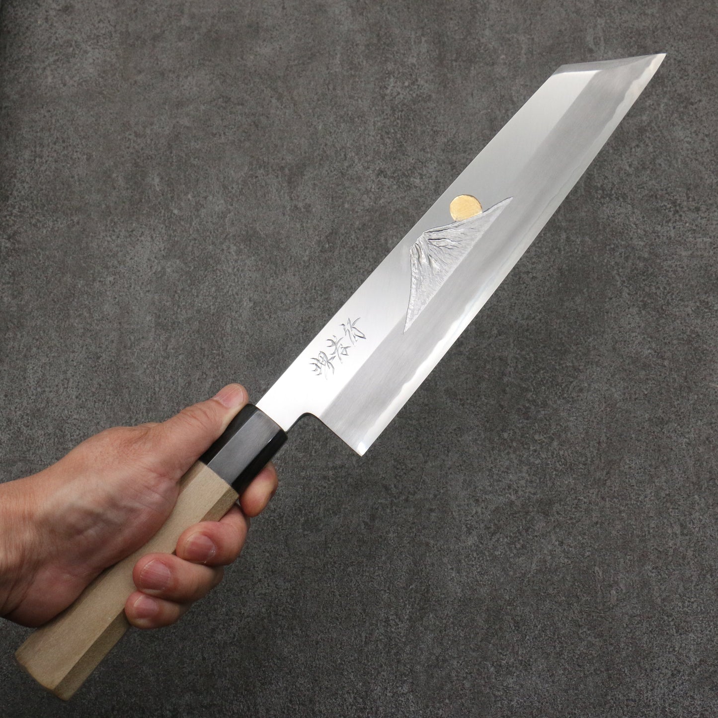 堺 孝行 窪田金彫刻 富士と夕焼 青ニ鋼 切付牛刀包丁 270mm 朴 (口輪:水牛)柄 - 清助刃物