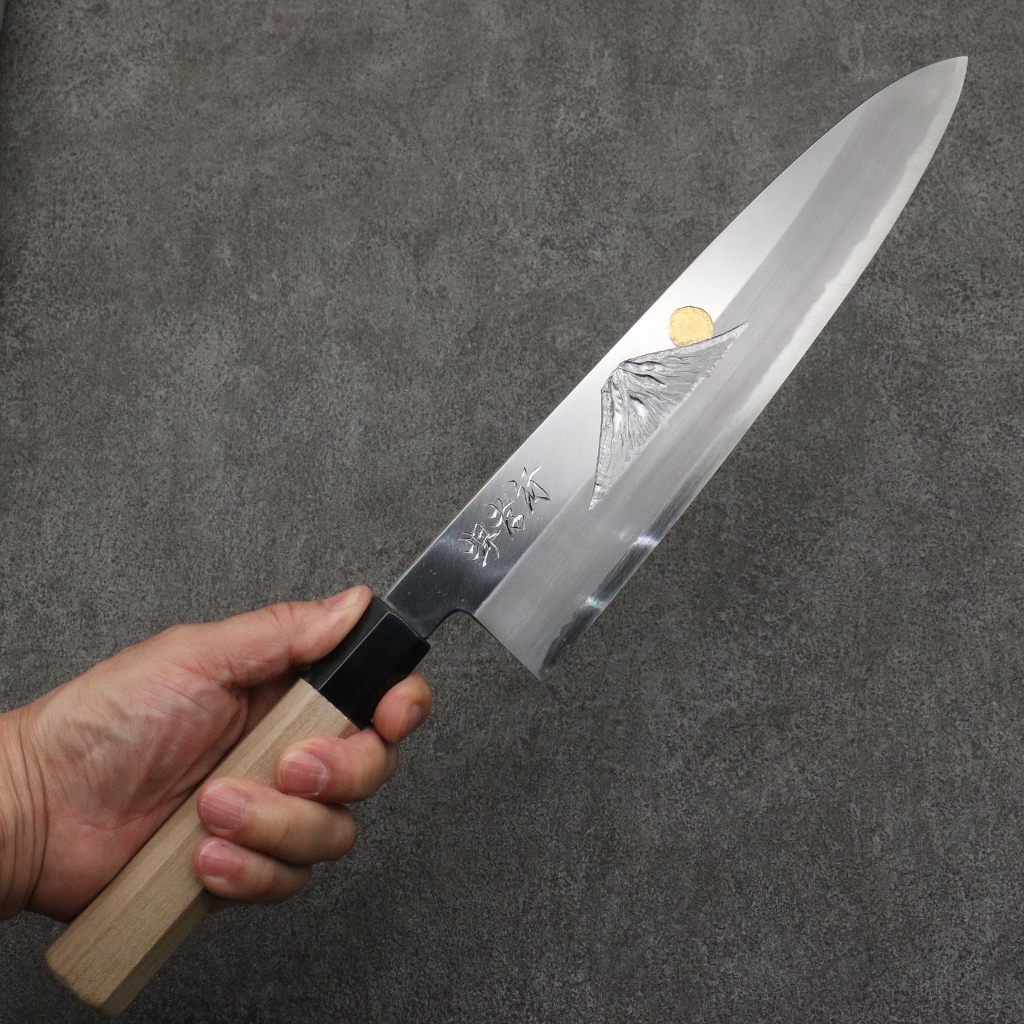 堺 孝行 窪田金彫刻 富士と夕焼 青ニ鋼 牛刀包丁 270mm 朴 (口輪:水牛)柄 - 清助刃物