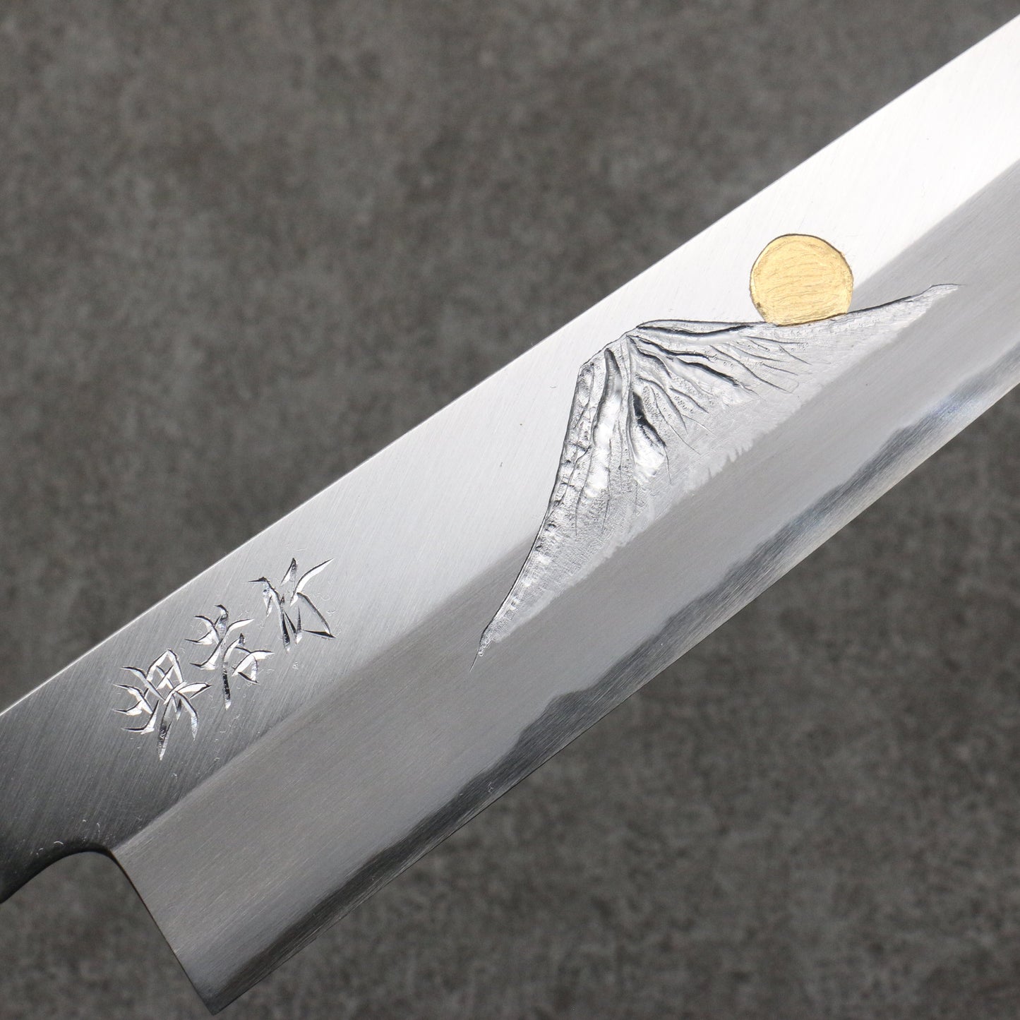 堺 孝行 窪田金彫刻 富士と夕焼 青ニ鋼 切付牛刀包丁 240mm 朴 (口輪:水牛)柄 - 清助刃物